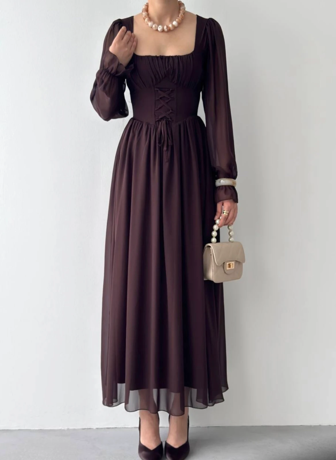 Kahverengi Şifon Kare Yaka Bağcıklı Uzun Elbise