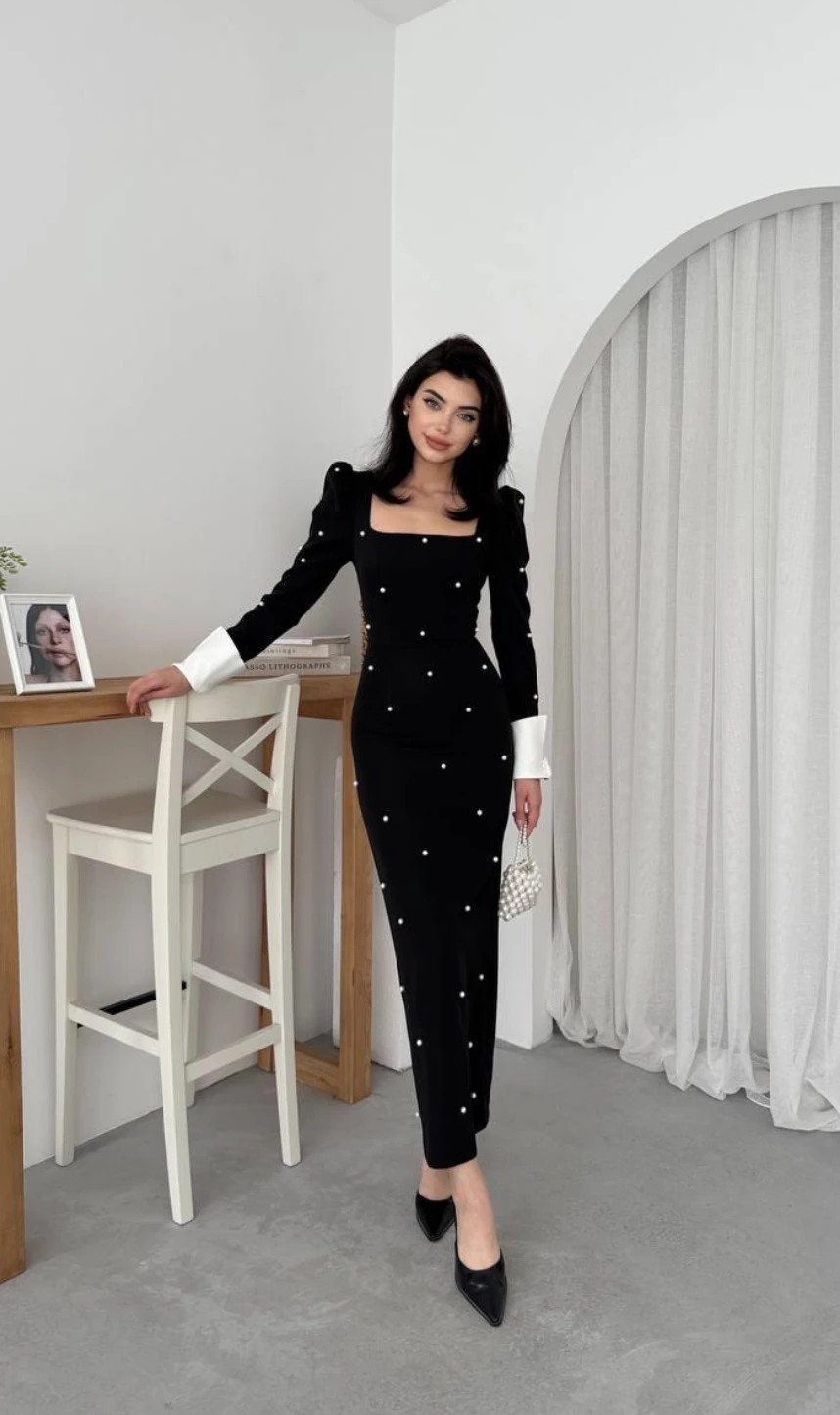 Siyah Kare Yaka İncili Kol Detaylı Uzun Elbise