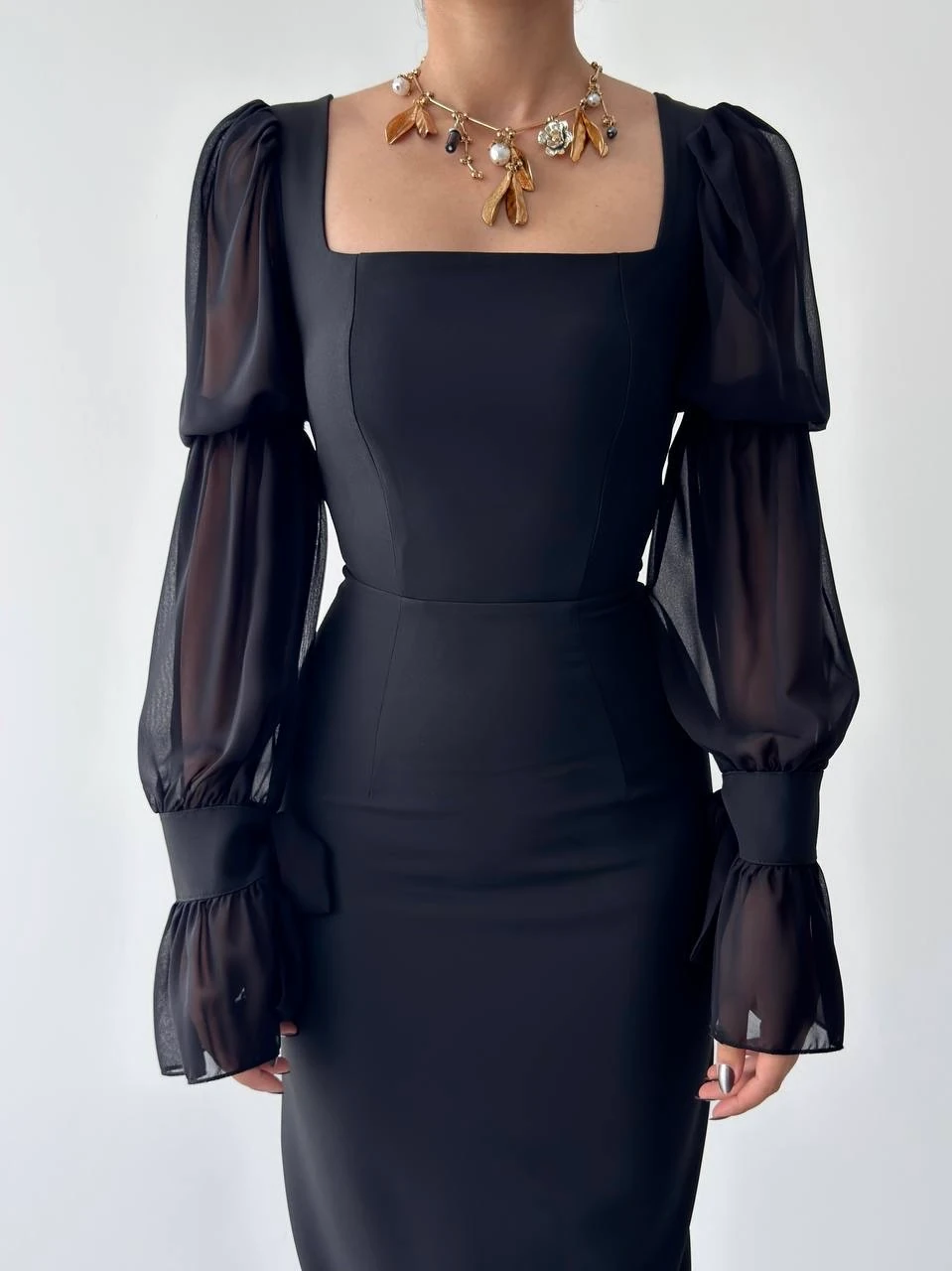 Siyah Kare Yaka Kolları Şifon Elbise