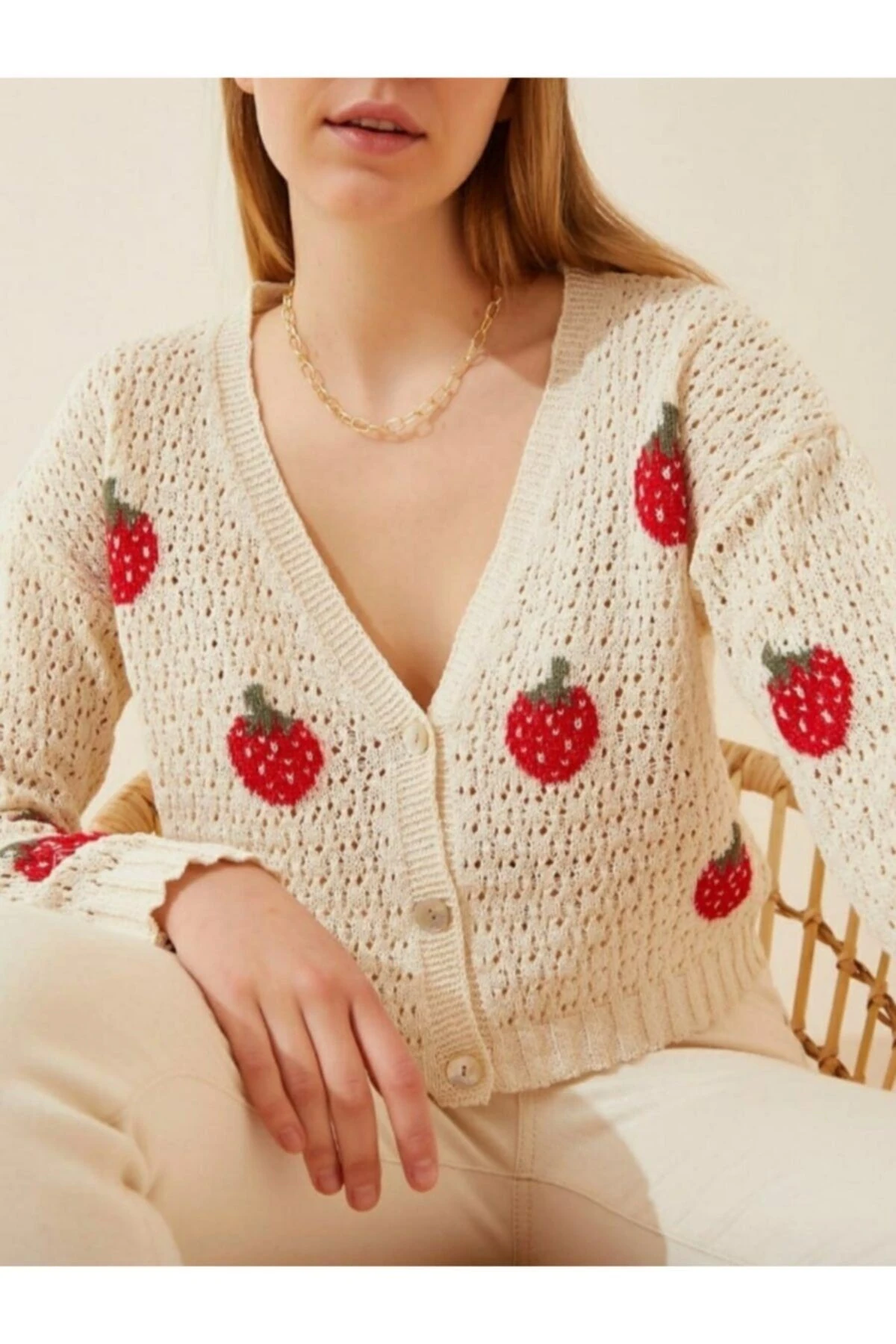 Çilek Nakışlı Örgü Hırka