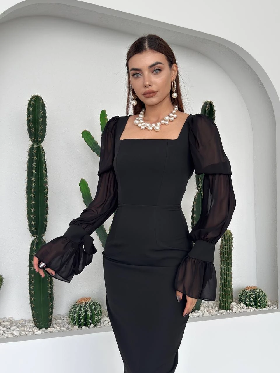 Siyah Kare Yaka Kolları Şifon Elbise