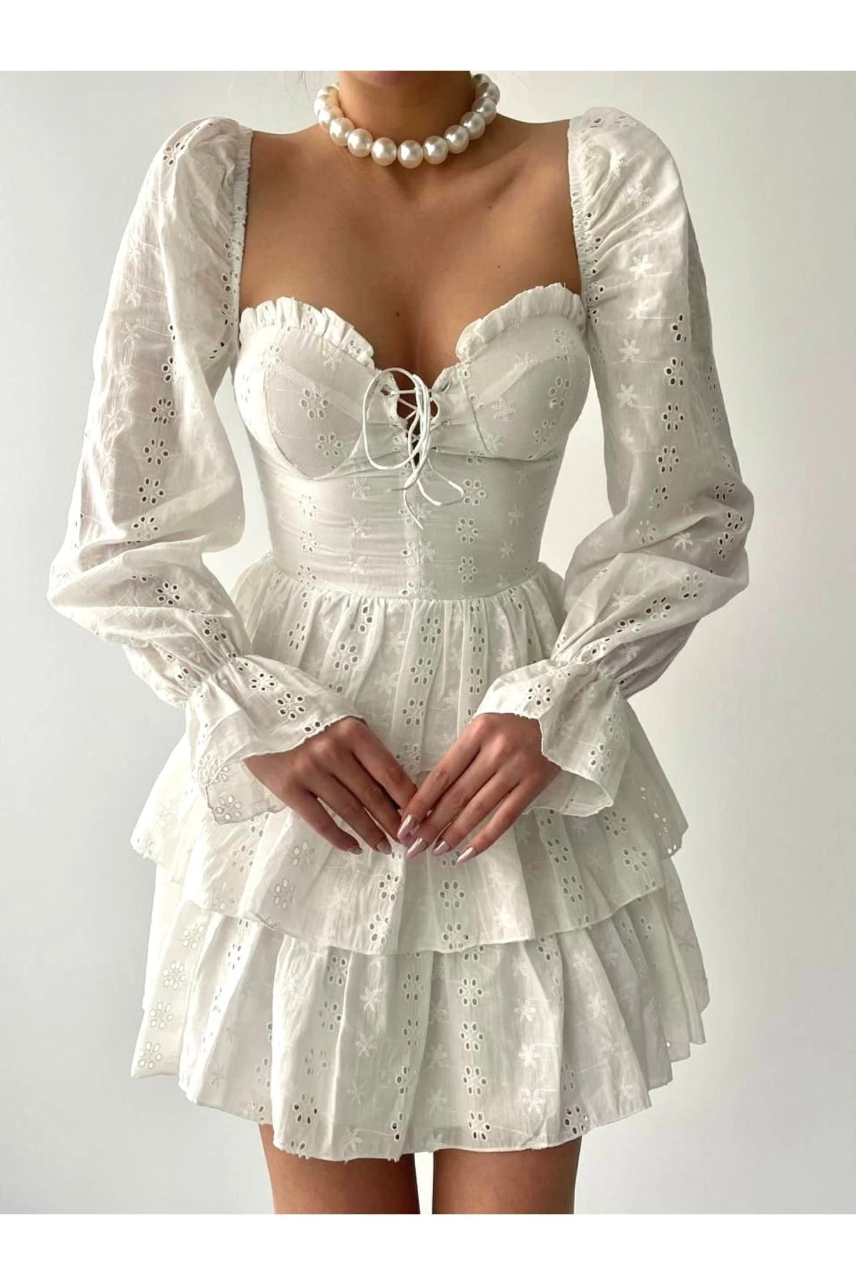 Beyaz Güpürlü Bağcıklı Kat Etekli Mini Elbise