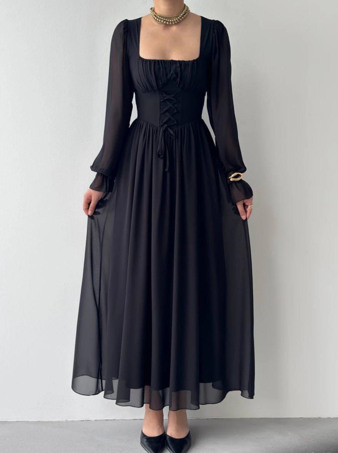 Siyah Şifon Kare Yaka Bağcıklı Uzun Elbise