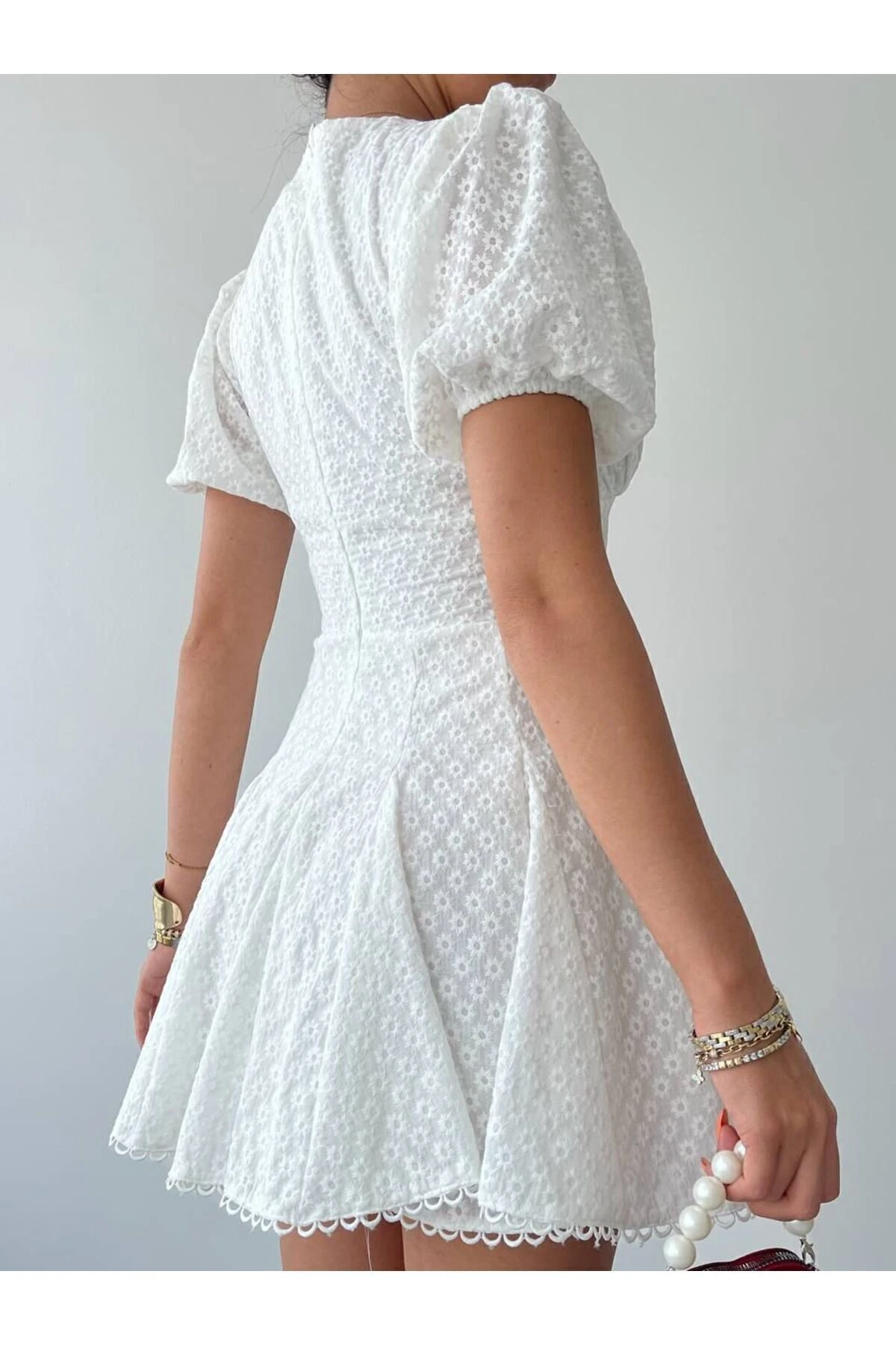 Beyaz Fisto İşleme Detaylı Pileli Astarlı Mini Elbise