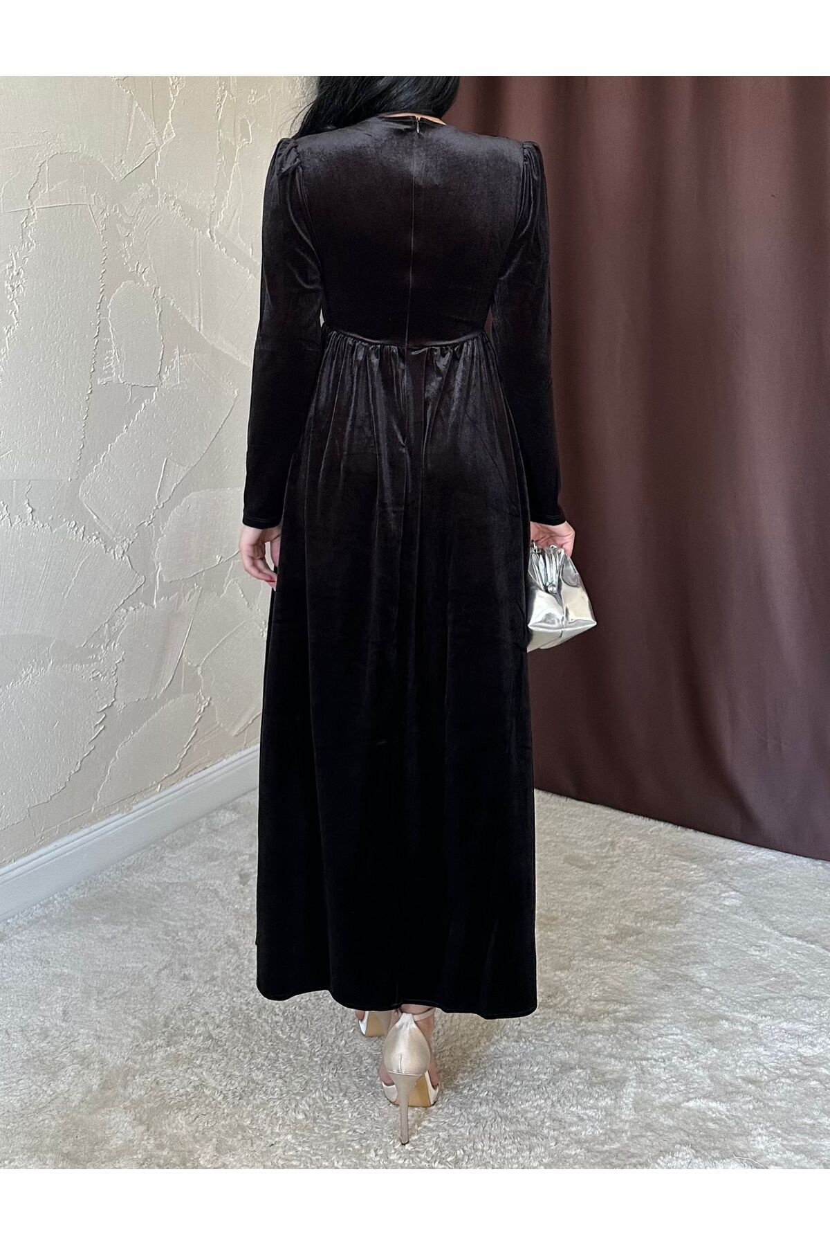 Siyah Kadife Taş Detaylı V Yaka Uzun Elbise