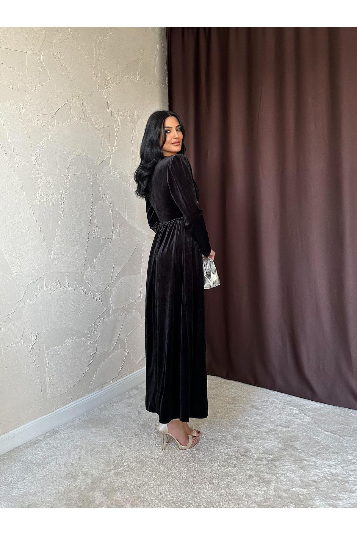 Siyah Kadife Taş Detaylı V Yaka Uzun Elbise
