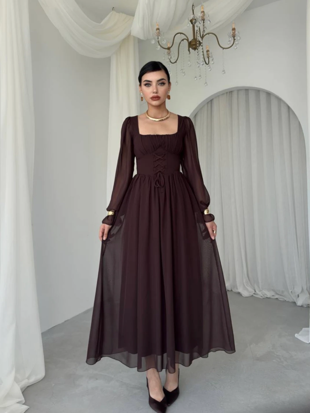 Kahverengi Şifon Kare Yaka Bağcıklı Uzun Elbise