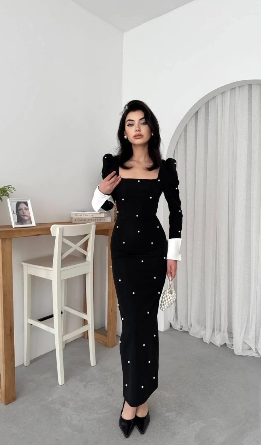 Siyah Kare Yaka İncili Kol Detaylı Uzun Elbise