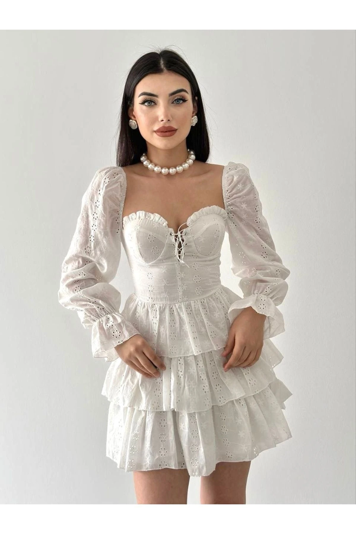 Beyaz Güpürlü Bağcıklı Kat Etekli Mini Elbise