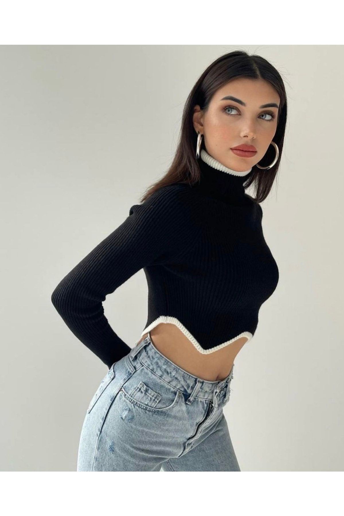 Siyah Triko Boğazlı Asimetrik Kesim Crop Kazak