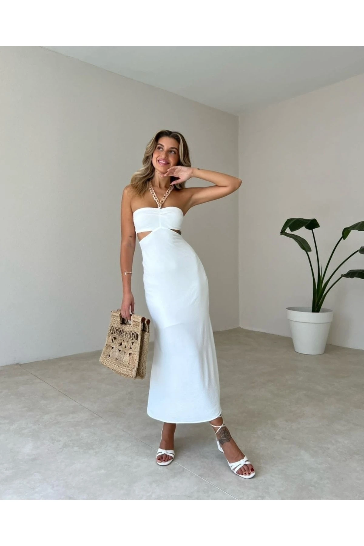 Beyaz Boynu Zincir Detaylı Midi Boy Elbise