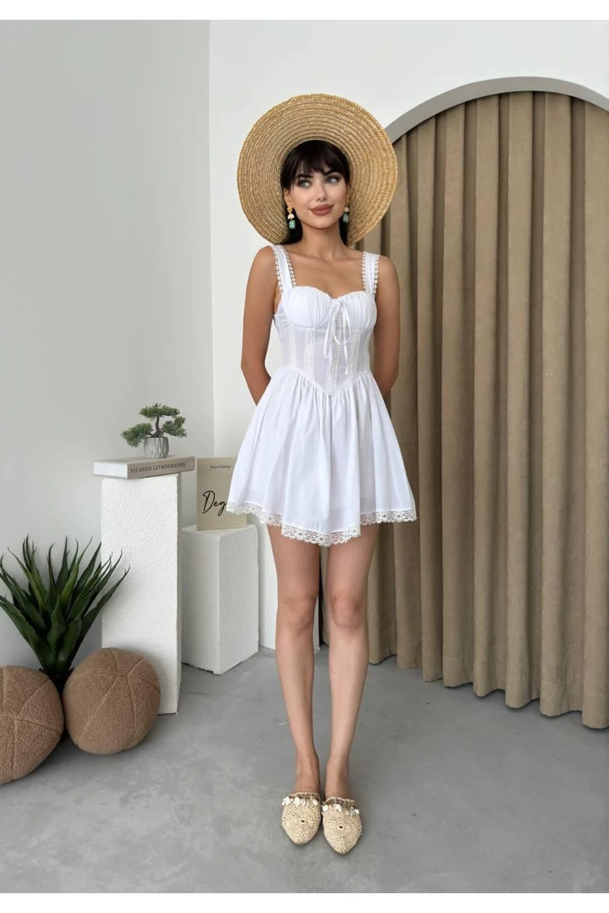 Beyaz Kalın Askılı Dantel Detaylı Korseli Astarlı Elbise