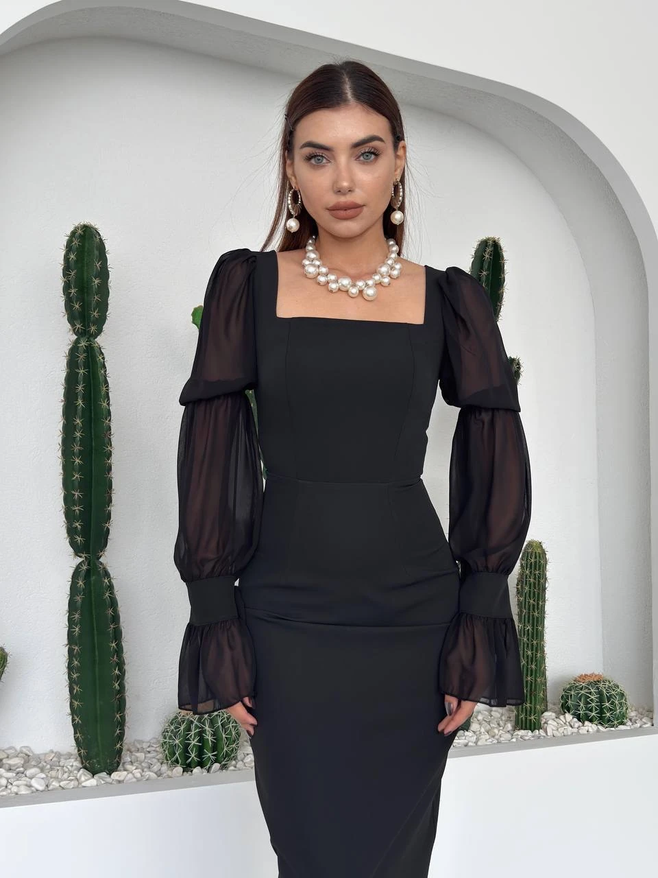 Siyah Kare Yaka Kolları Şifon Elbise