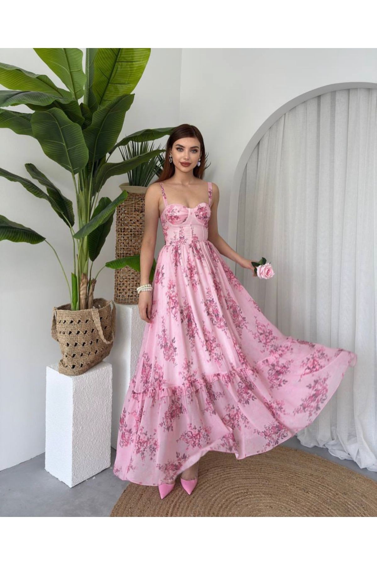 Pembe Göğüs Kuplu Askılı Çiçek Desenli Uzun Elbise