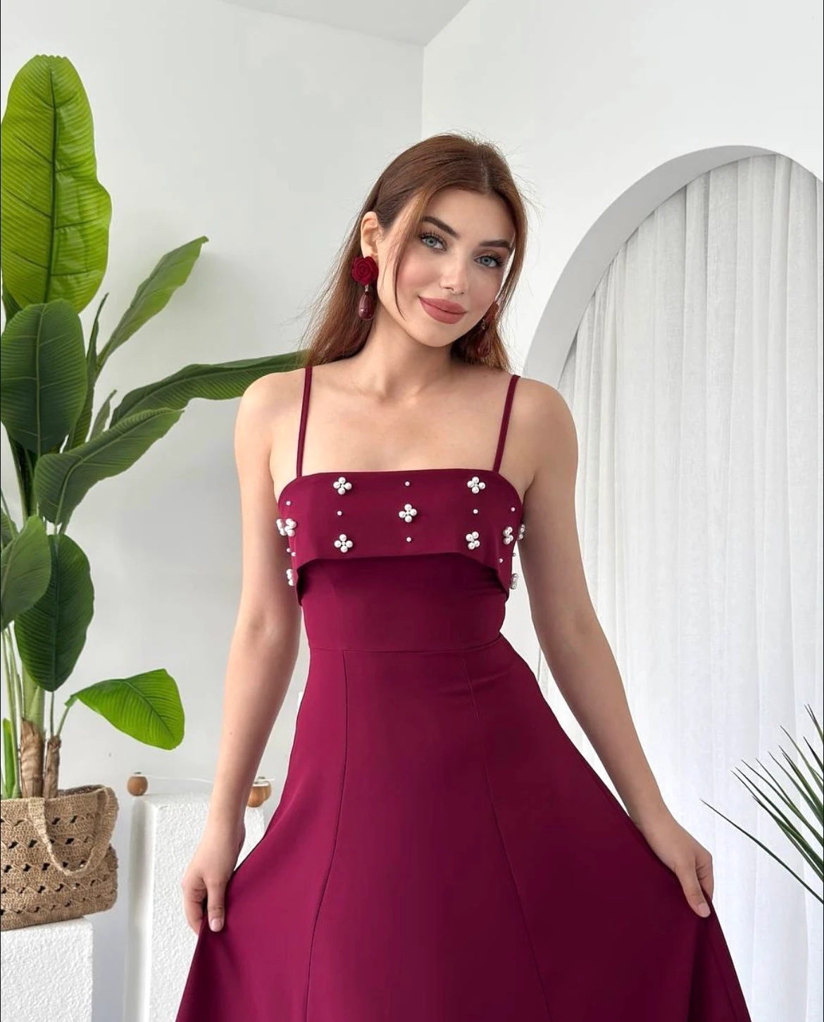 Bordo İnce Askılı Göğüs İnci İşlemeli Midi Elbise