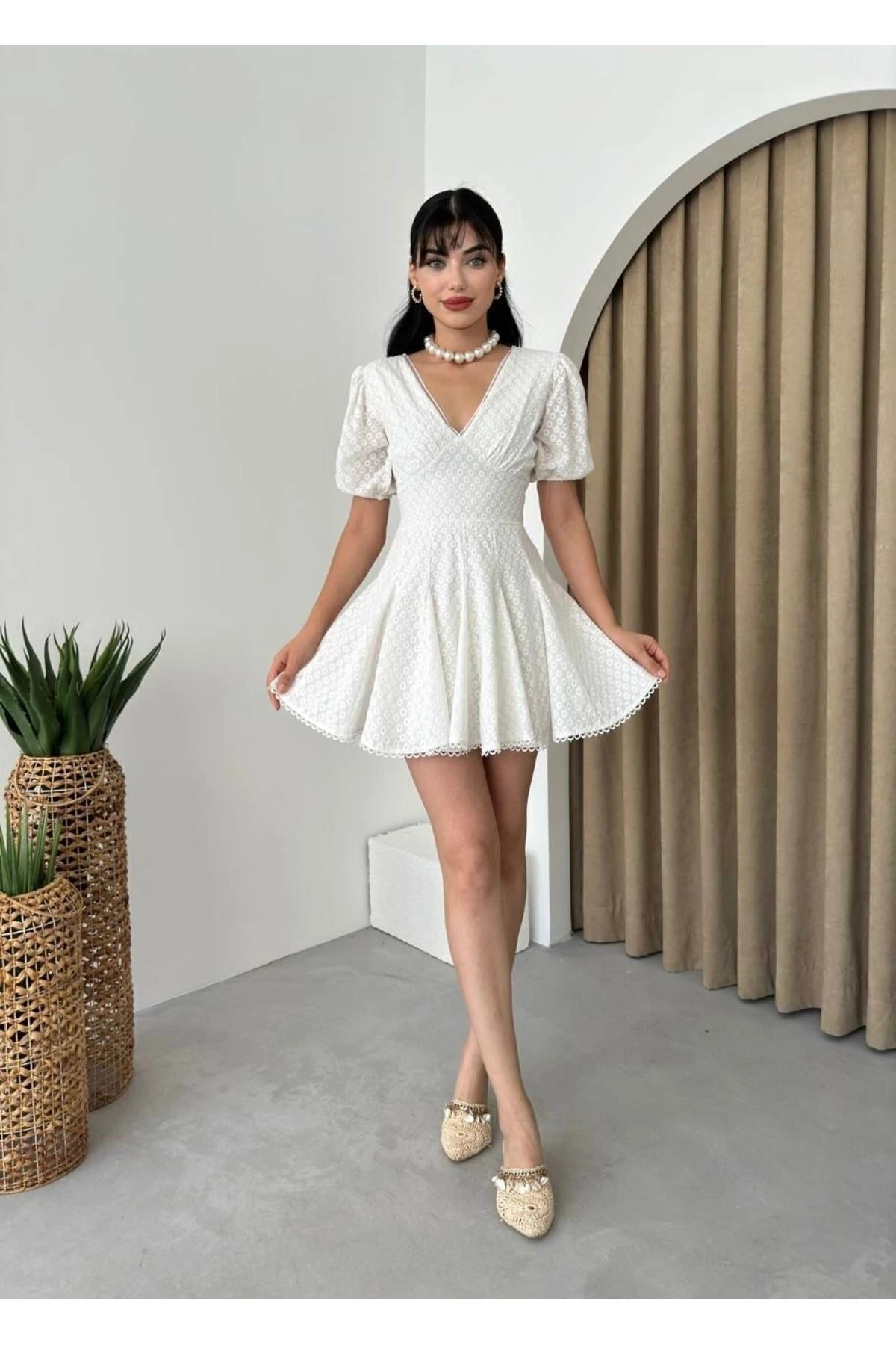 Beyaz Fisto İşleme Detaylı Pileli Astarlı Mini Elbise