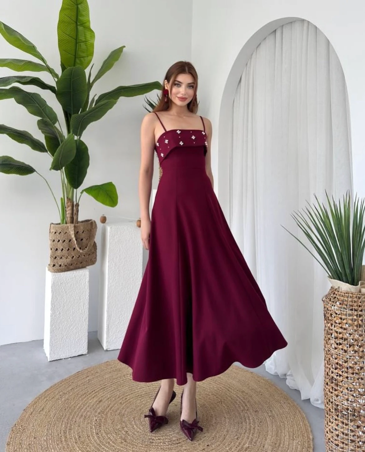 Bordo İnce Askılı Göğüs İnci İşlemeli Midi Elbise