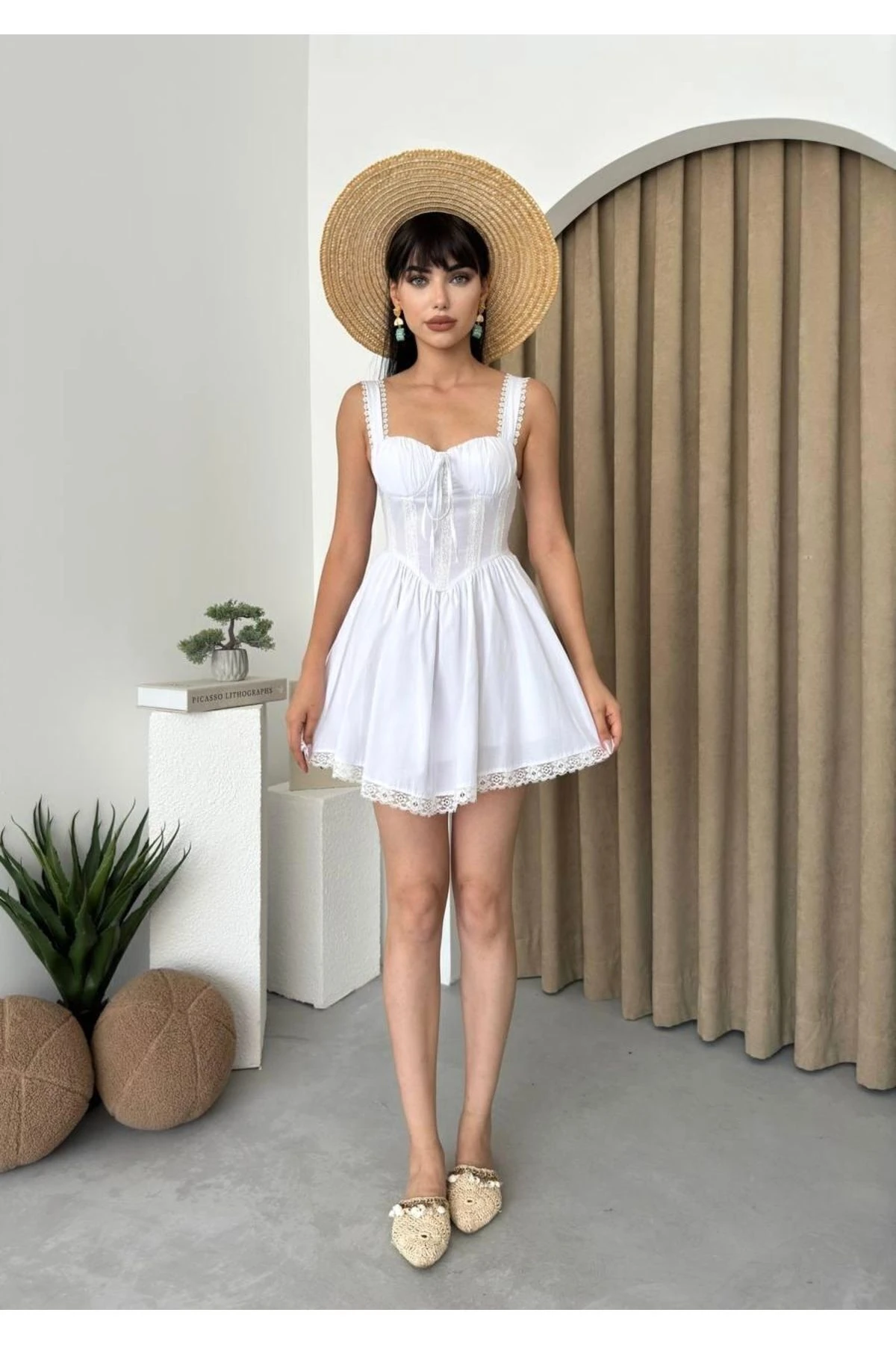 Beyaz Kalın Askılı Dantel Detaylı Korseli Astarlı Elbise