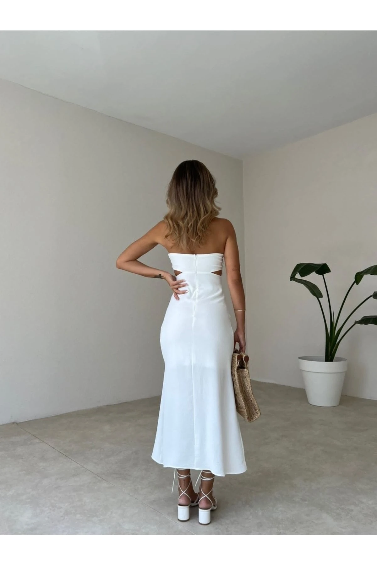 Beyaz Boynu Zincir Detaylı Midi Boy Elbise