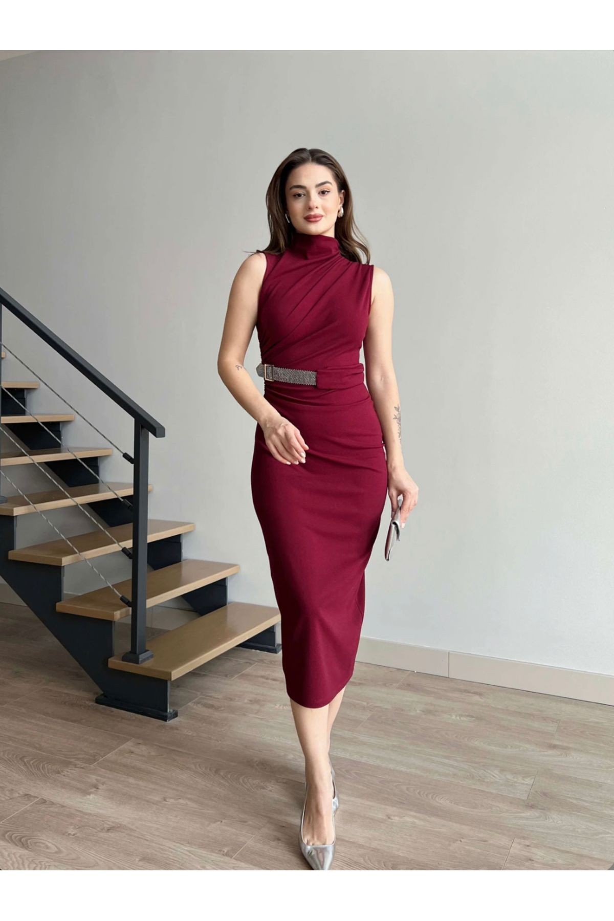 Bordo Taşlı Kemerli Sıfır Kol Midi Elbise
