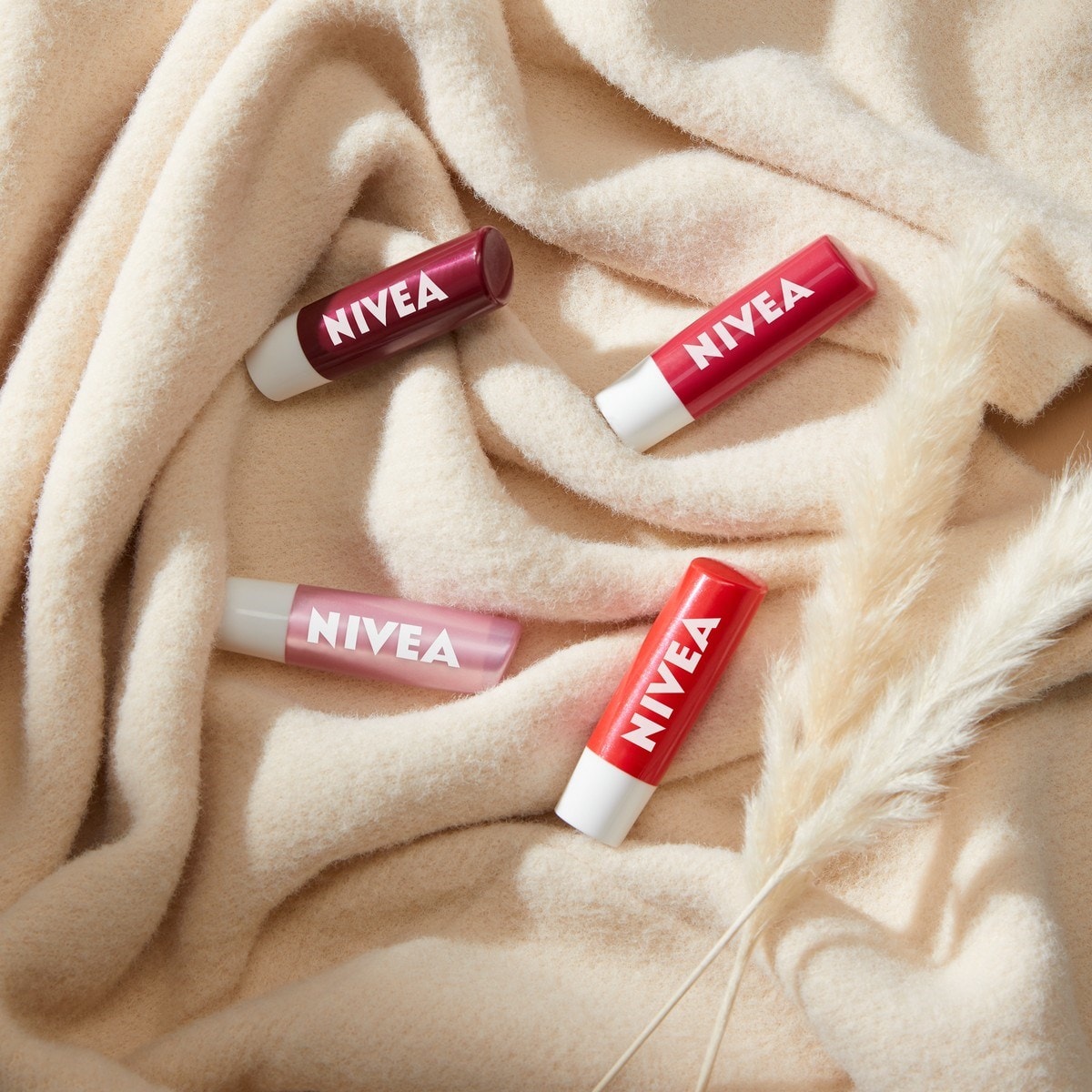 NİVEA LIP BALM RUJ & BÖĞÜRTLEN AROMALI DUDAK KORUYUCU 4,8GR