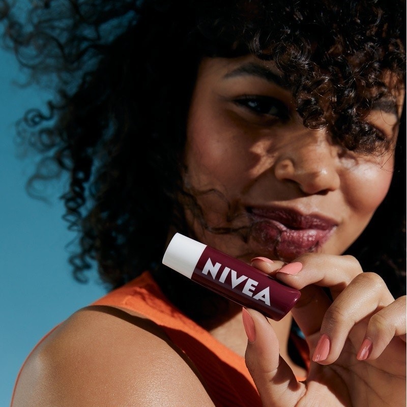 NİVEA LIP BALM RUJ & BÖĞÜRTLEN AROMALI DUDAK KORUYUCU 4,8GR