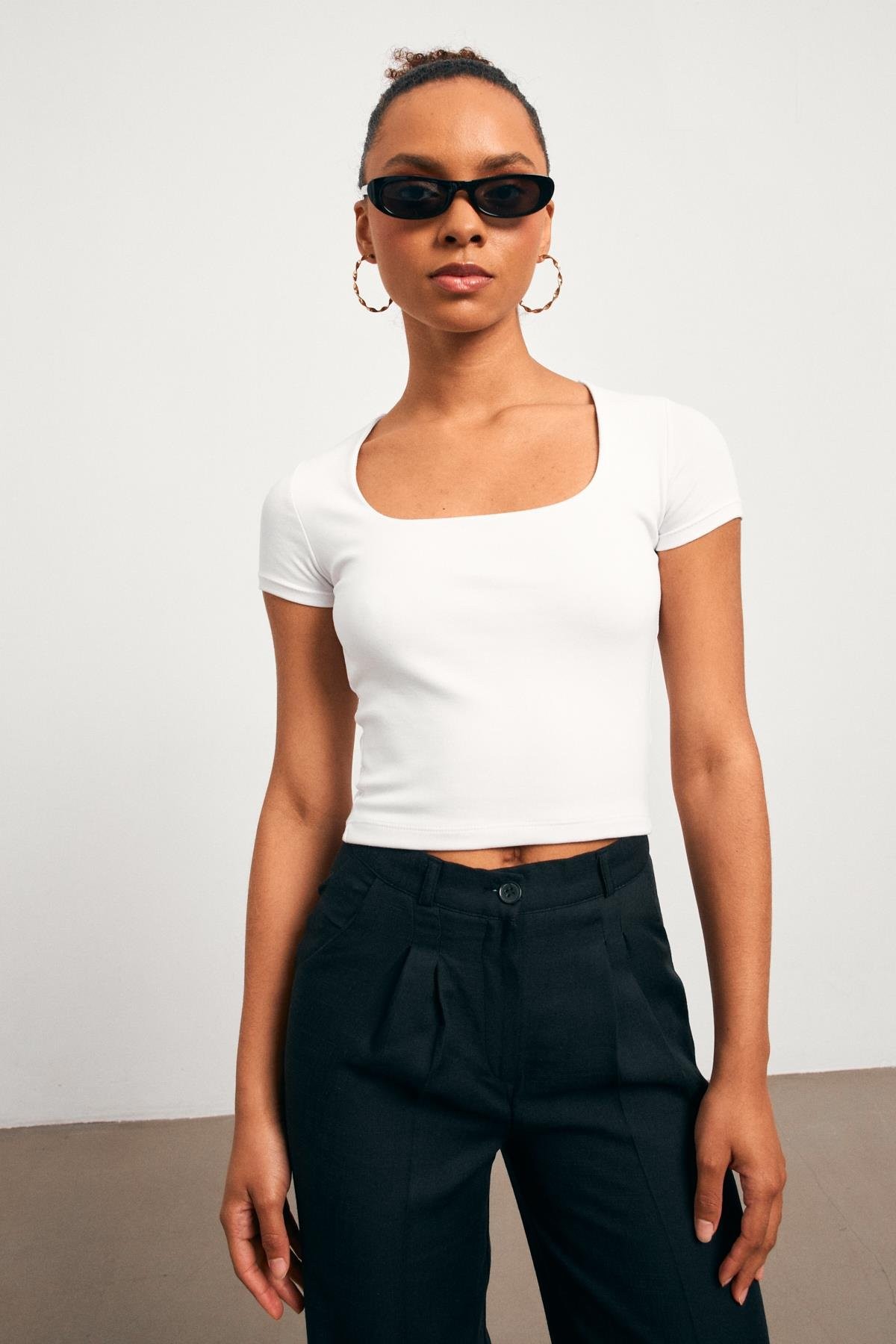 Kare Yaka Beyaz Kadın T-shirt