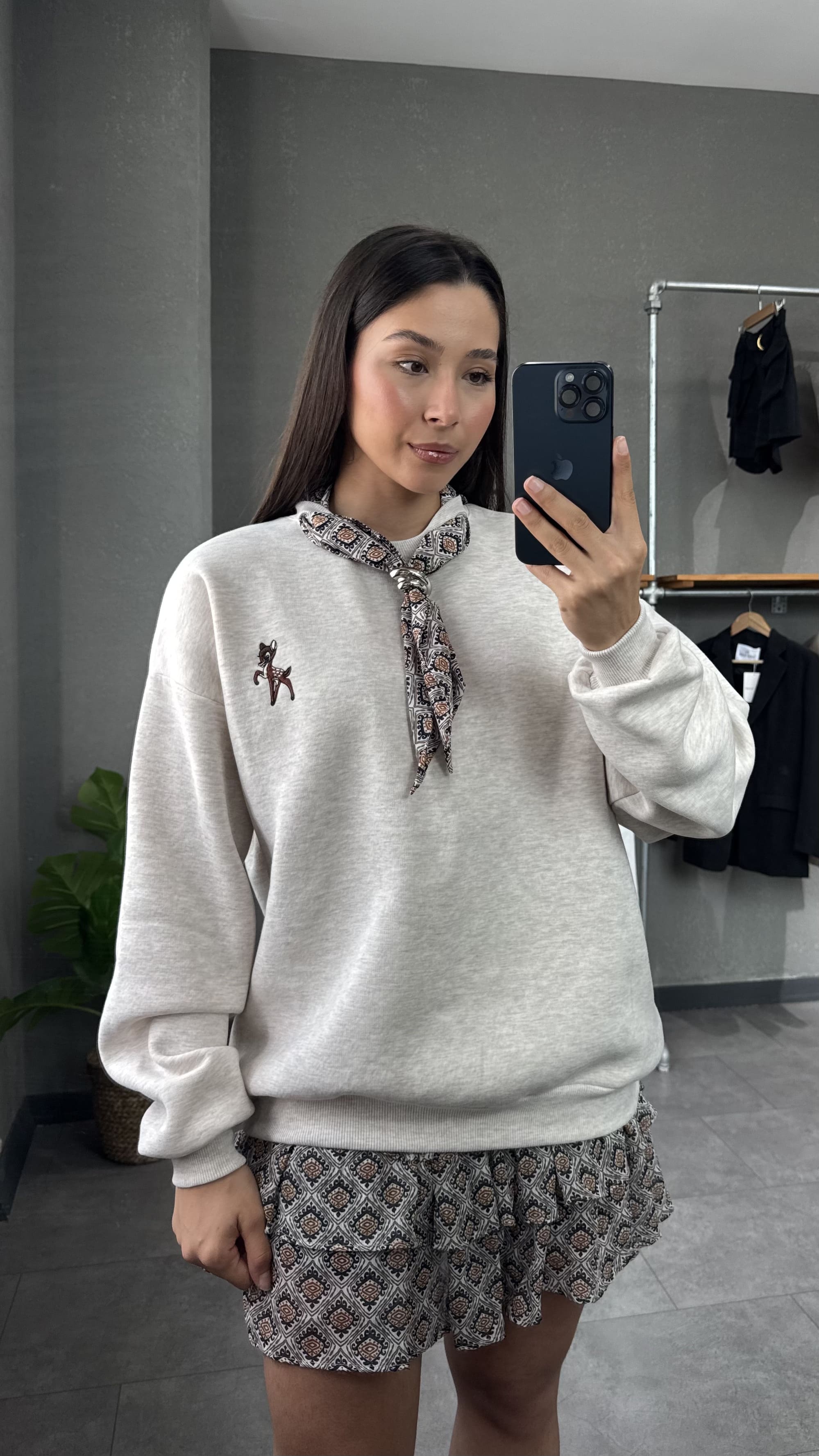 Fular Ve Nakış Detaylı Sweatshirt
