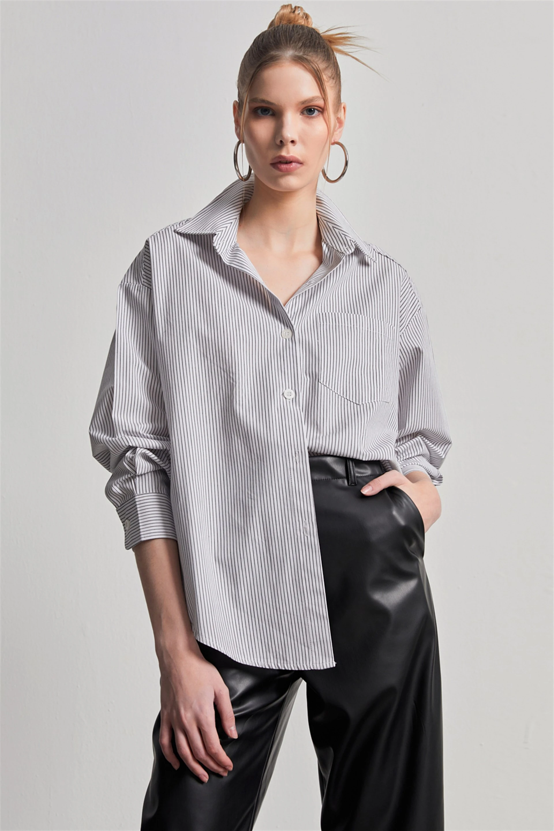 Kadın Cepli İnce Çizgili Oversize Beyaz Gömlek