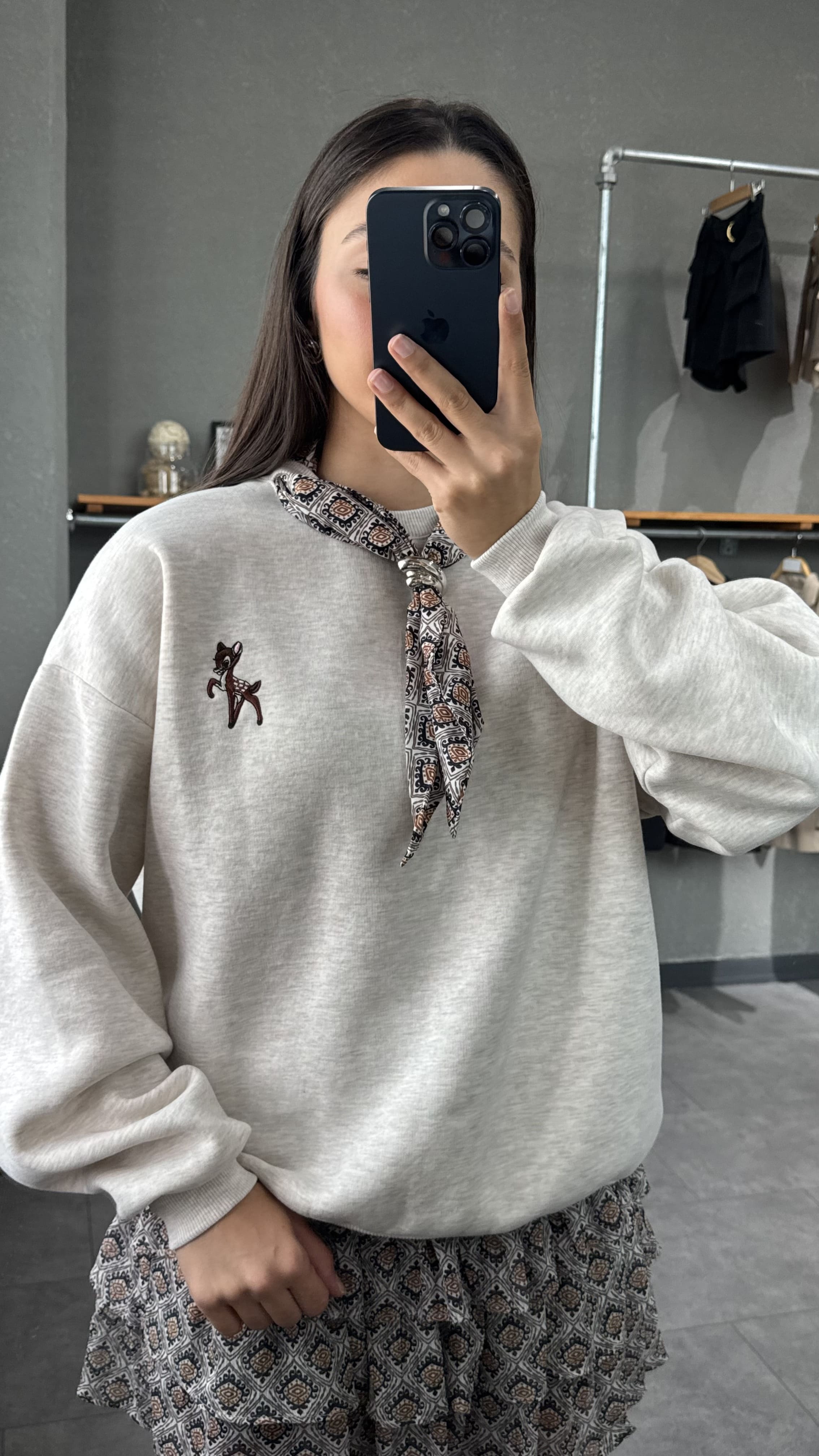 Fular Ve Nakış Detaylı Sweatshirt