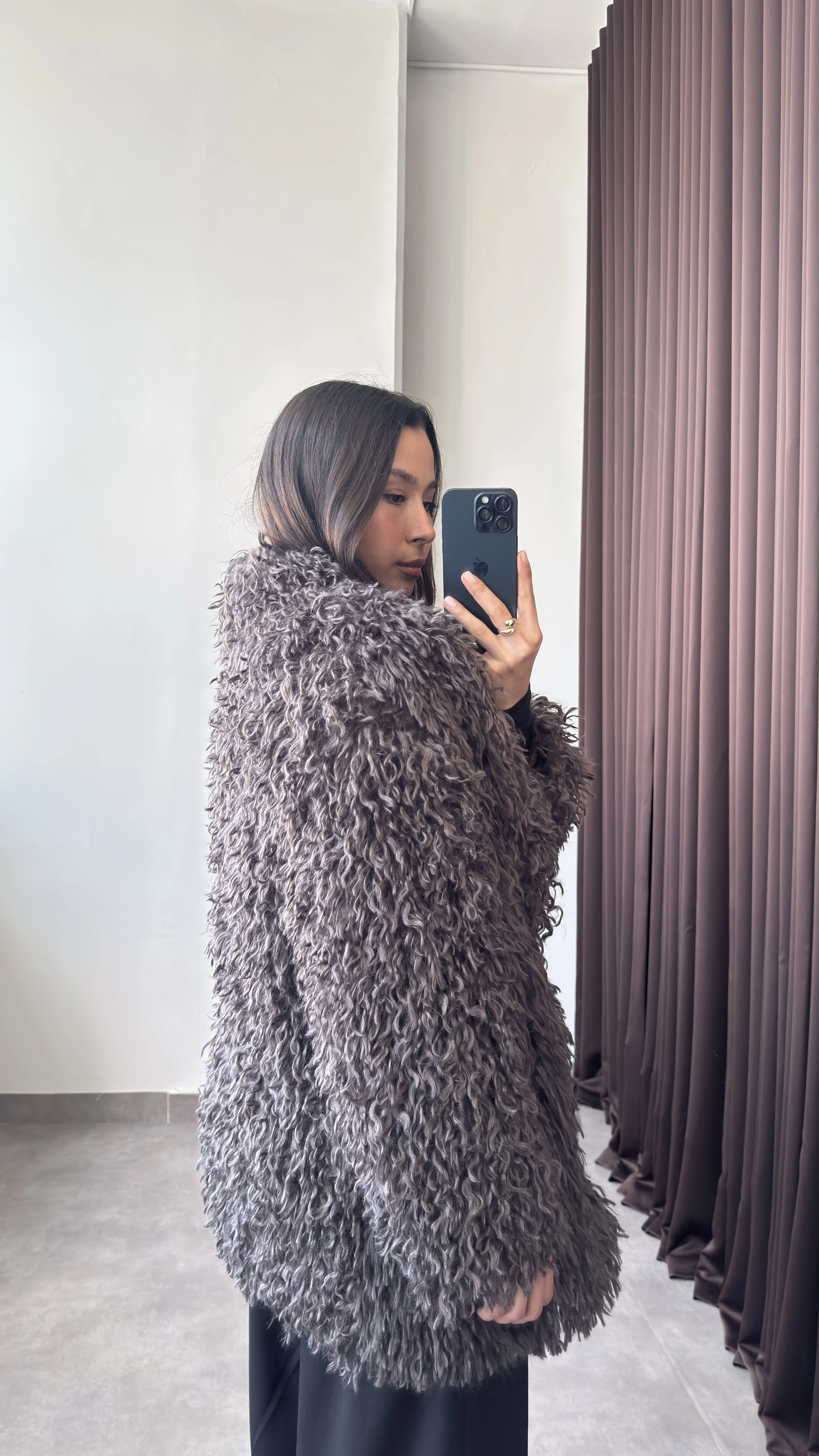 Kıvırcık Tüylü Uzun Acı Kahve Kadın Kürk