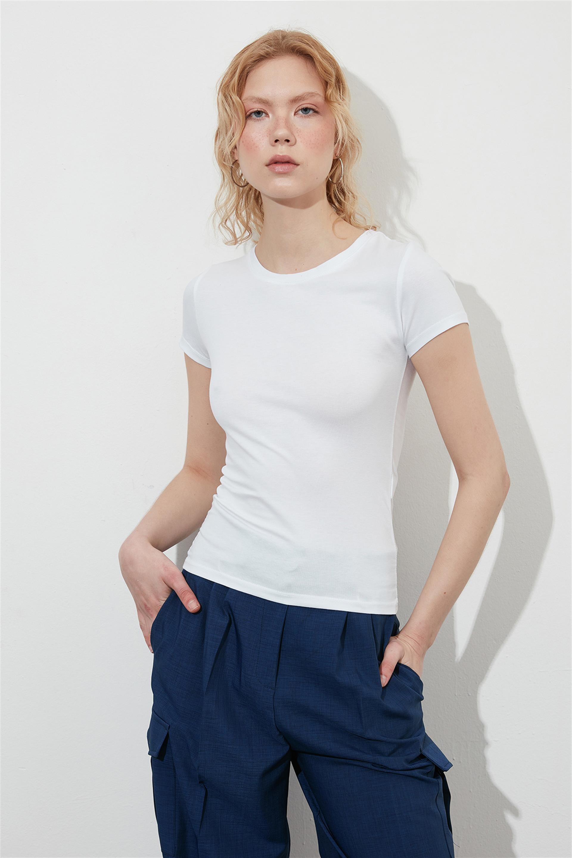 Beyaz Vücudu Saran Bisiklet Yaka Basic T-shirt