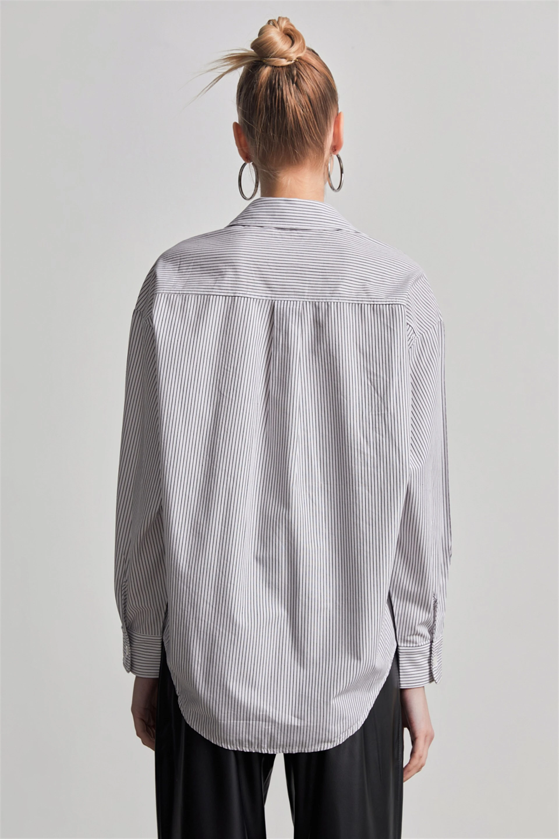 Kadın Cepli İnce Çizgili Oversize Beyaz Gömlek