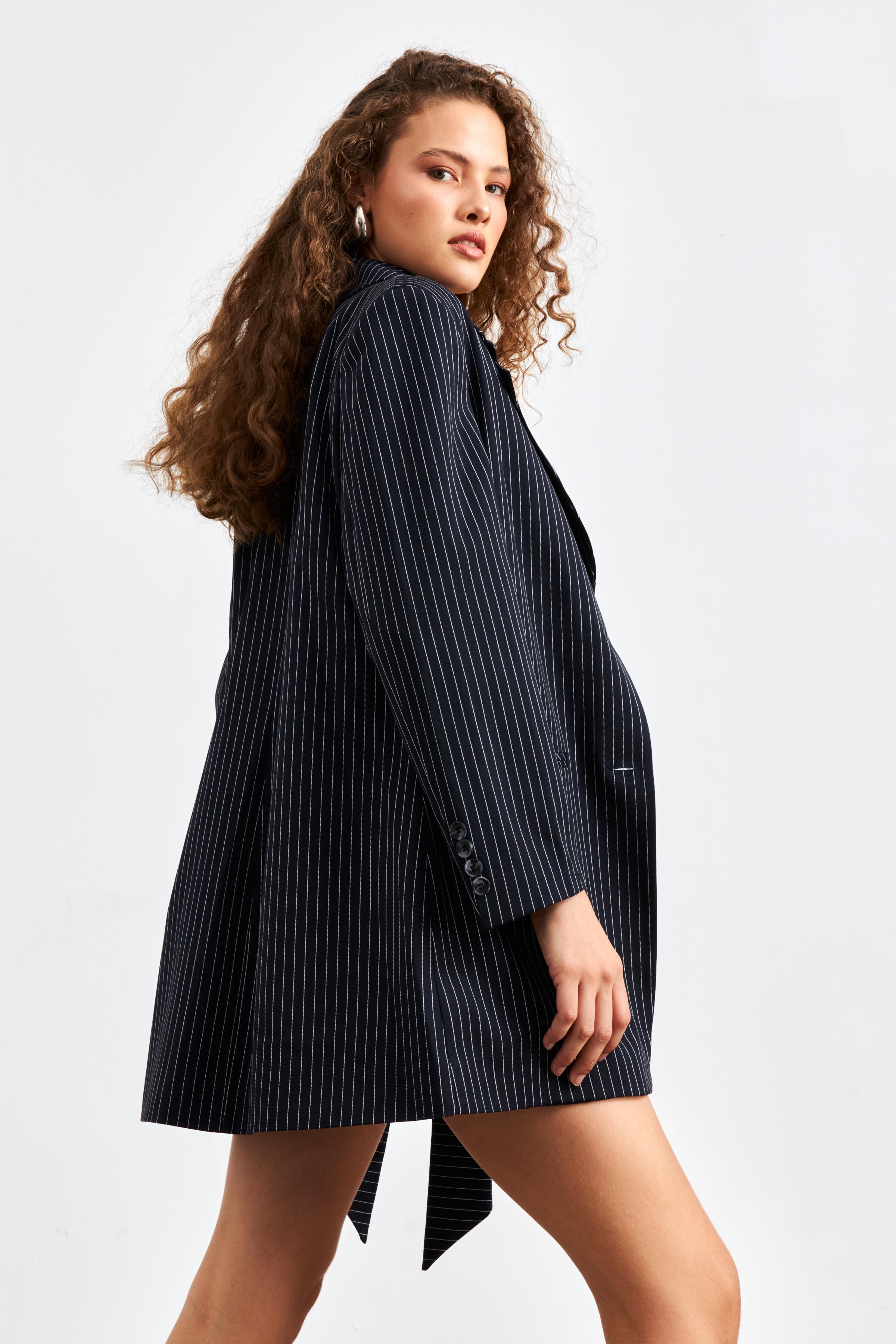 Oversize Beyaz Çizgili Lacivert Kadın Blazer Ceket
