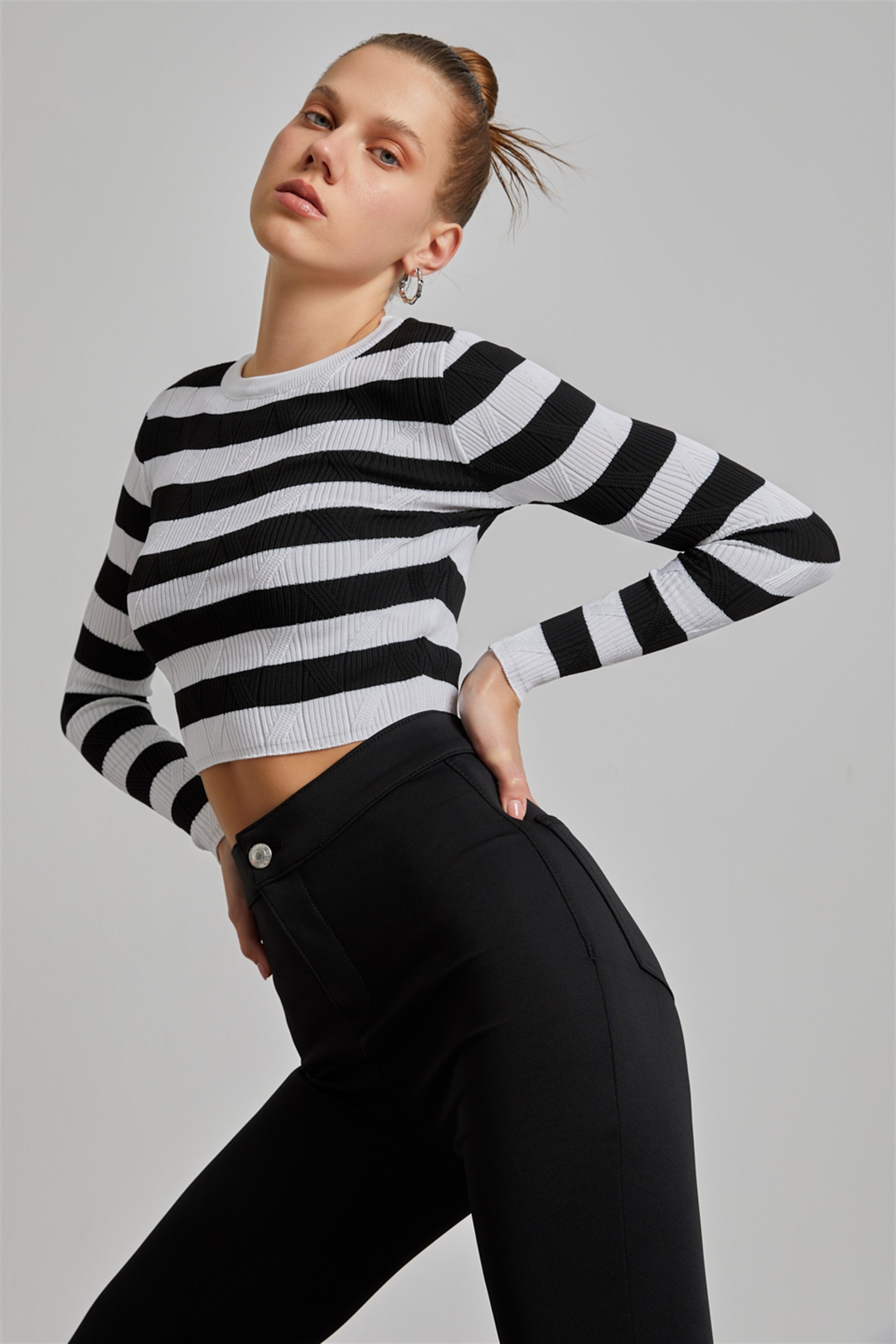 Siyah Çizgili Crop Triko