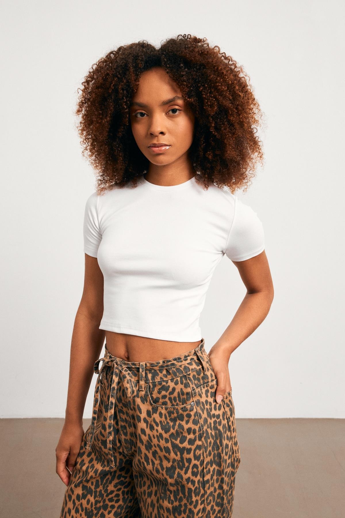 Bisiklet Yaka Crop Beyaz Kadın T-shirt