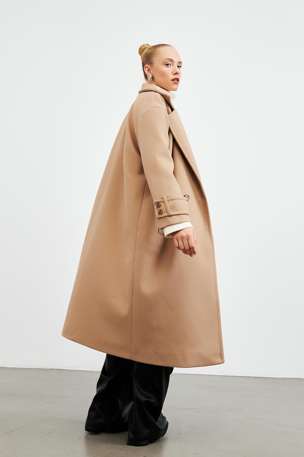 Yumuşak Ve Dokulu Oversize Kruvaze Yaka Camel Kadın Kaban