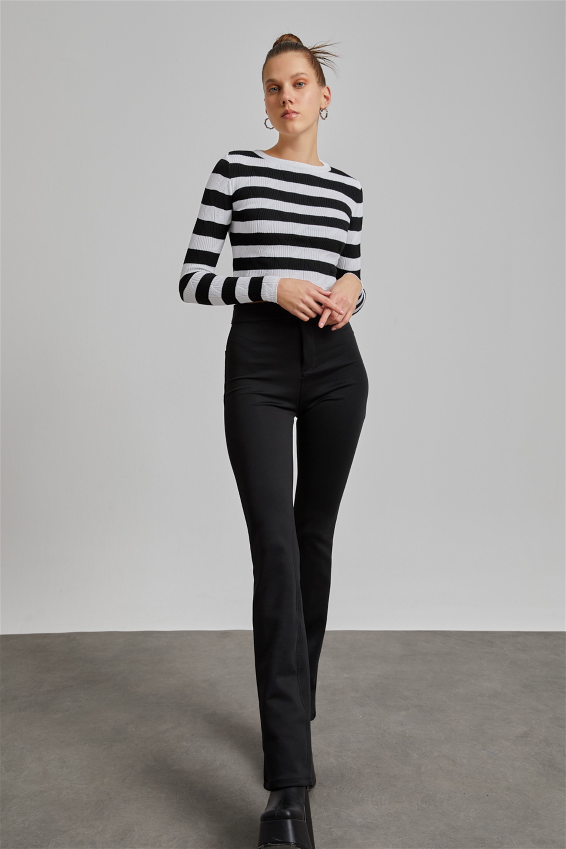 Siyah Çizgili Crop Triko