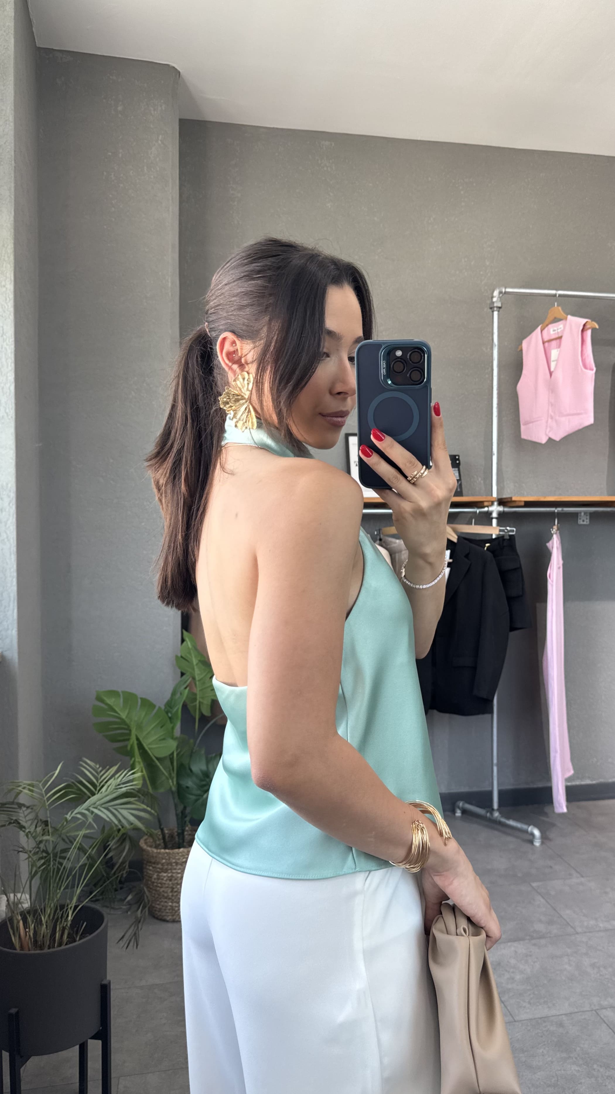 Halter Yaka Sırt Dekolteli Saten Bluz