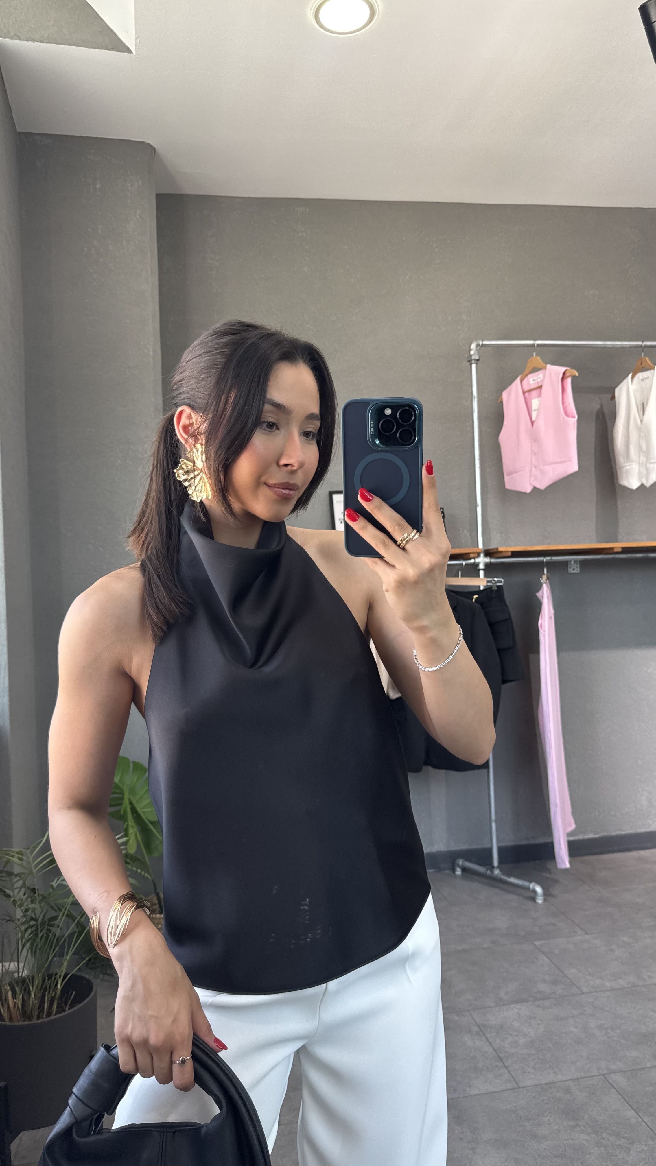 Halter Yaka Sırt Dekolteli Saten Bluz