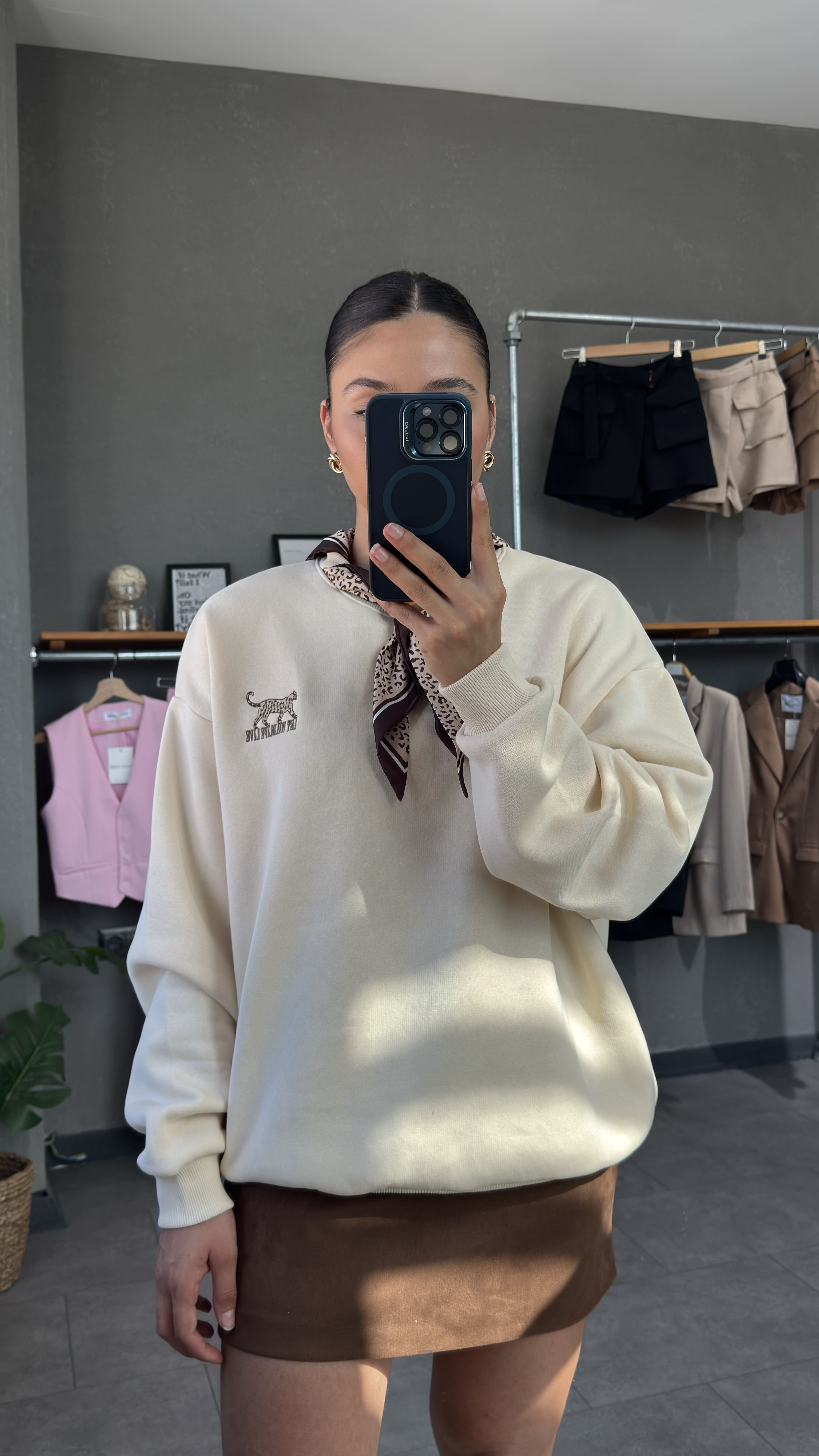 Fular Ve Nakış Detaylı Sweatshirt