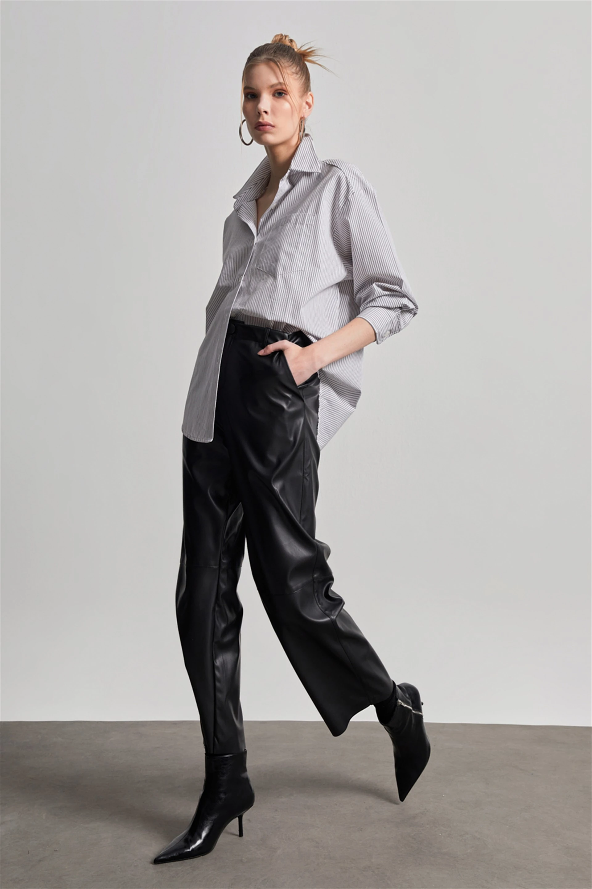 Kadın Cepli İnce Çizgili Oversize Beyaz Gömlek