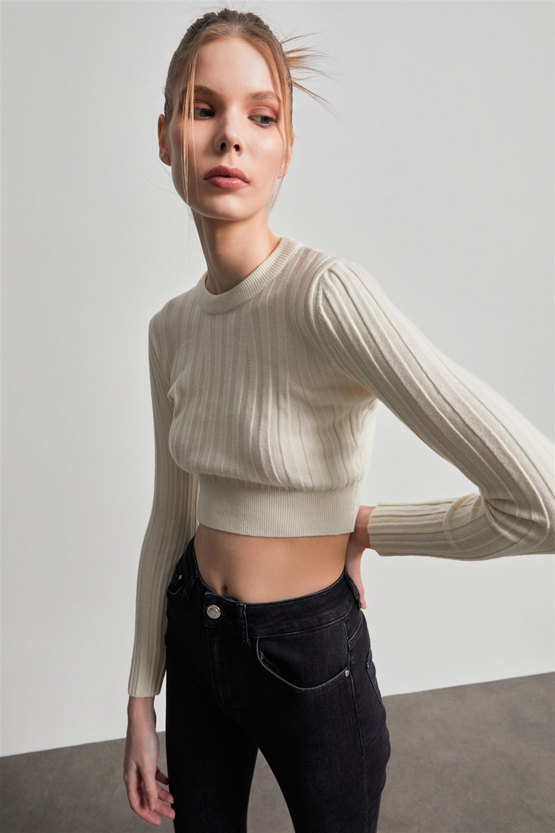 Dokulu Krem Triko Crop Kazak