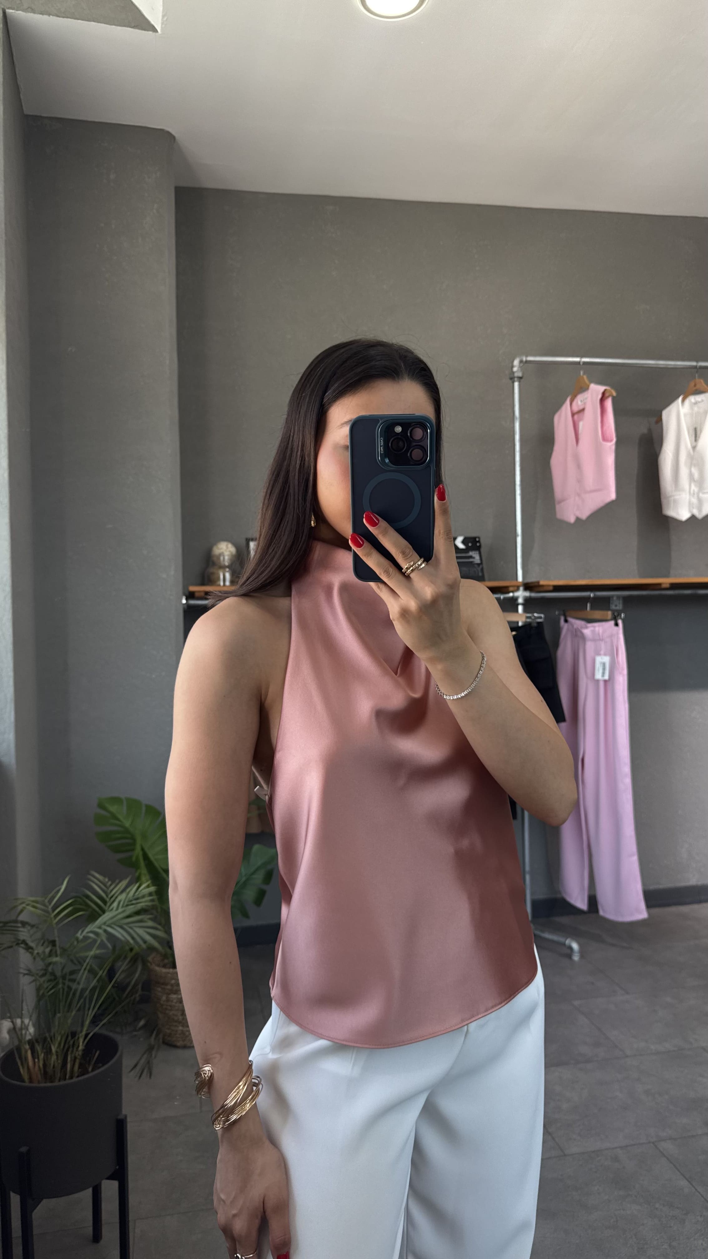 Halter Yaka Sırt Dekolteli Saten Bluz