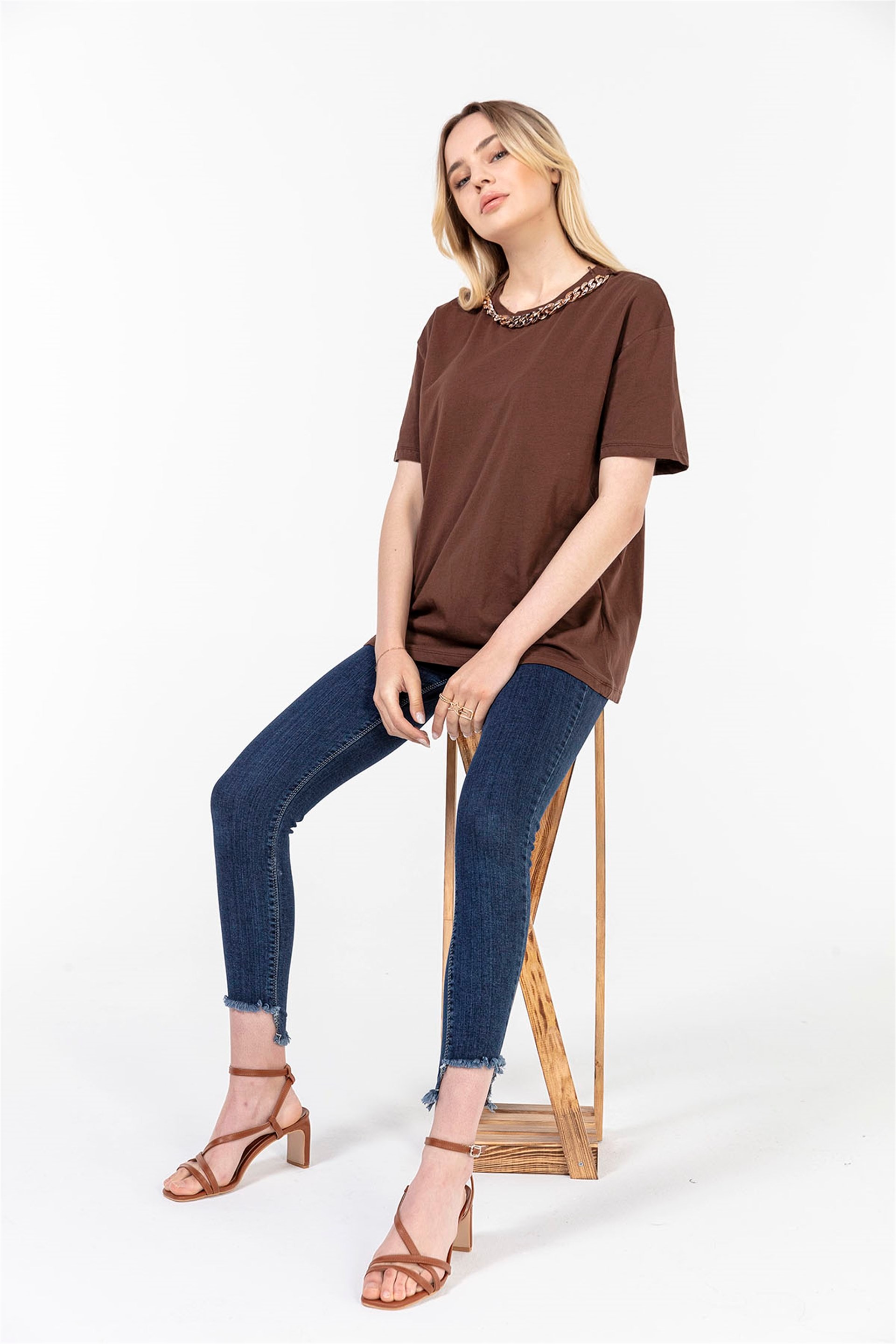 Kahverengi Zincir Detaylı T-shirt
