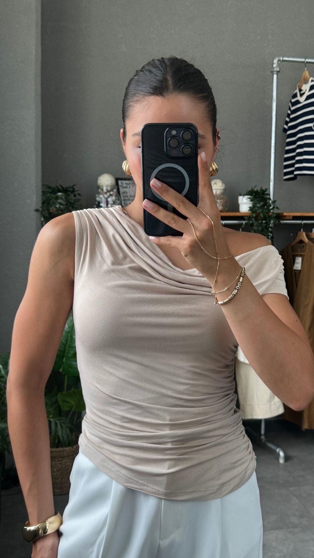 Asimetrik Yaka Büzgülü Kadın Bej Bluz