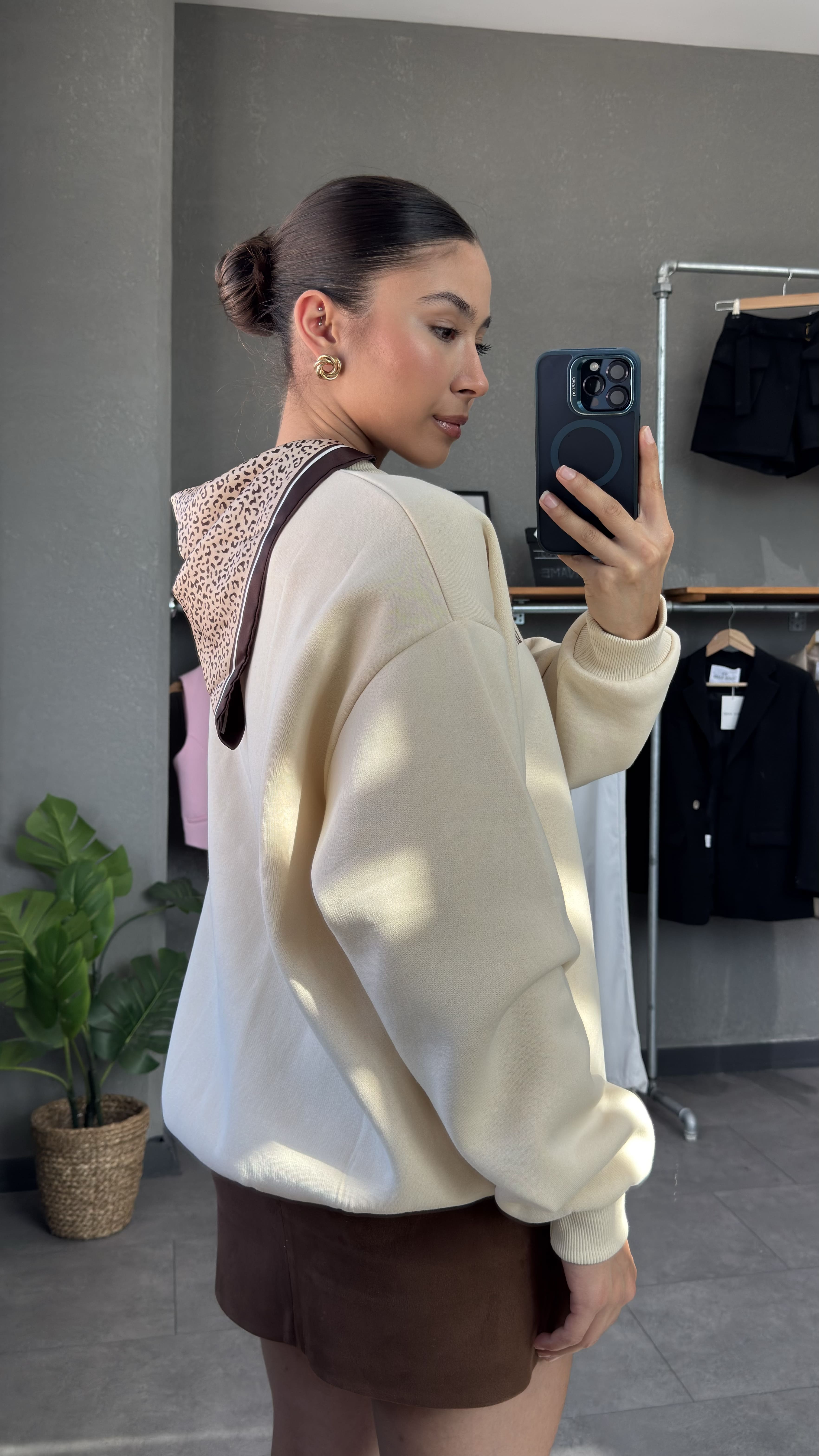 Fular Ve Nakış Detaylı Sweatshirt