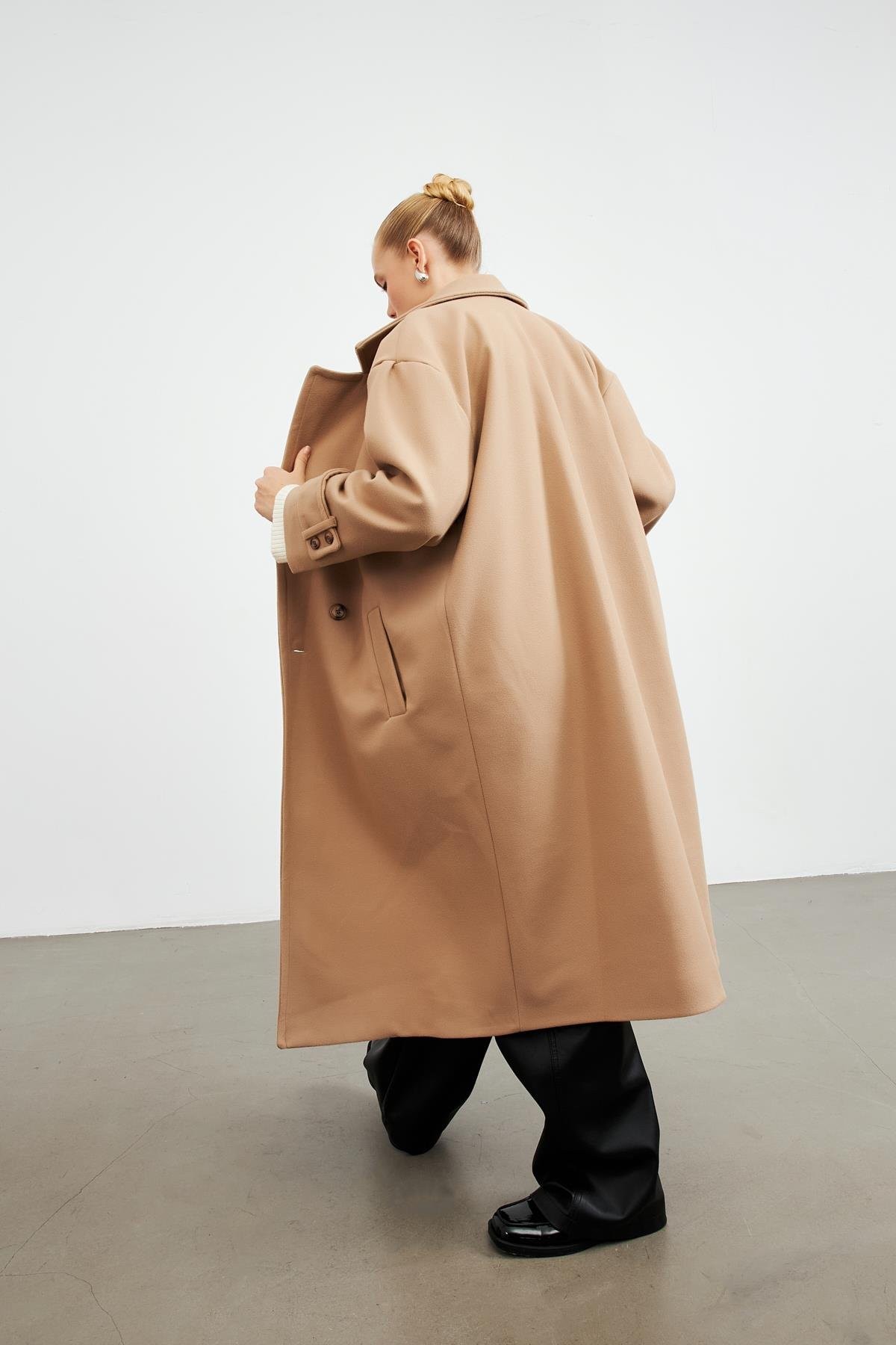 Yumuşak Ve Dokulu Oversize Kruvaze Yaka Camel Kadın Kaban