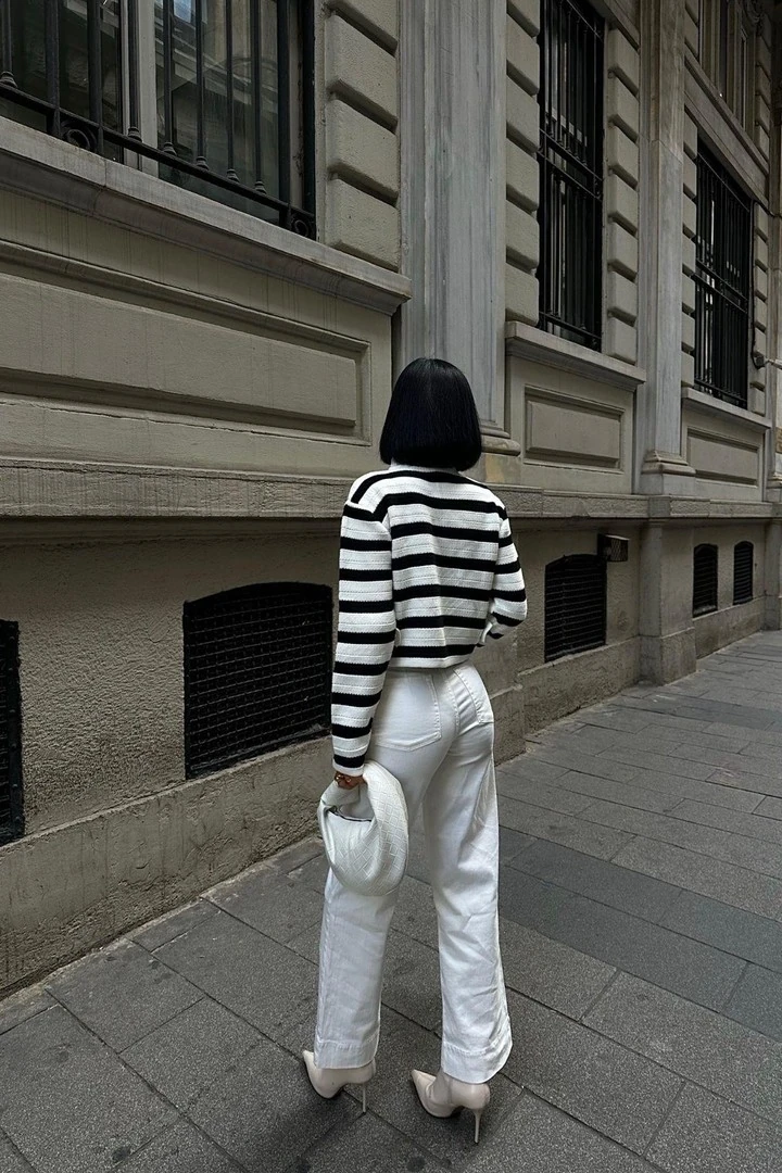 Çizgili Gold Düğme Detaylı Kadın Beyaz Hırka