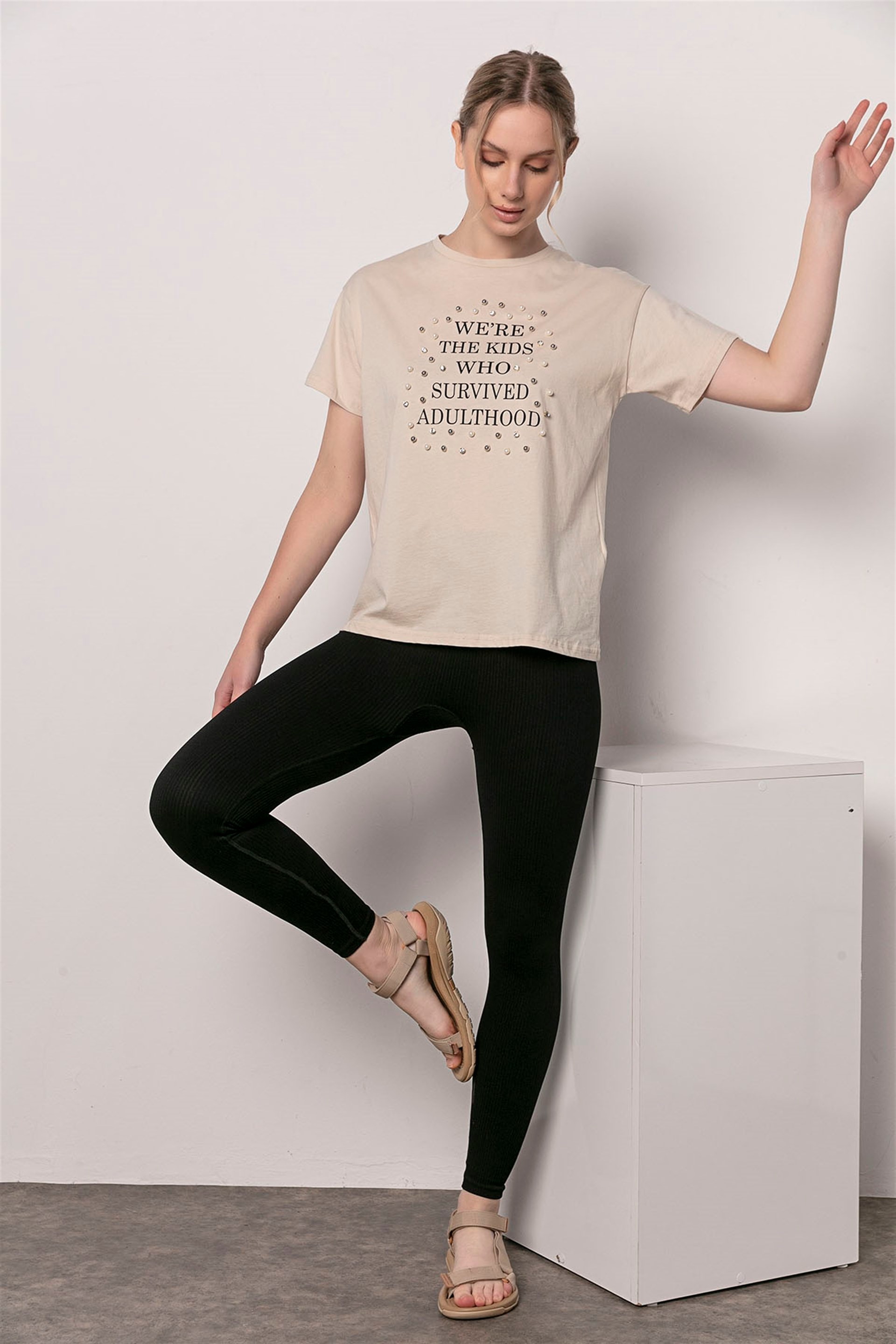 Önü Baskılı Taşlı Bej T-shirt